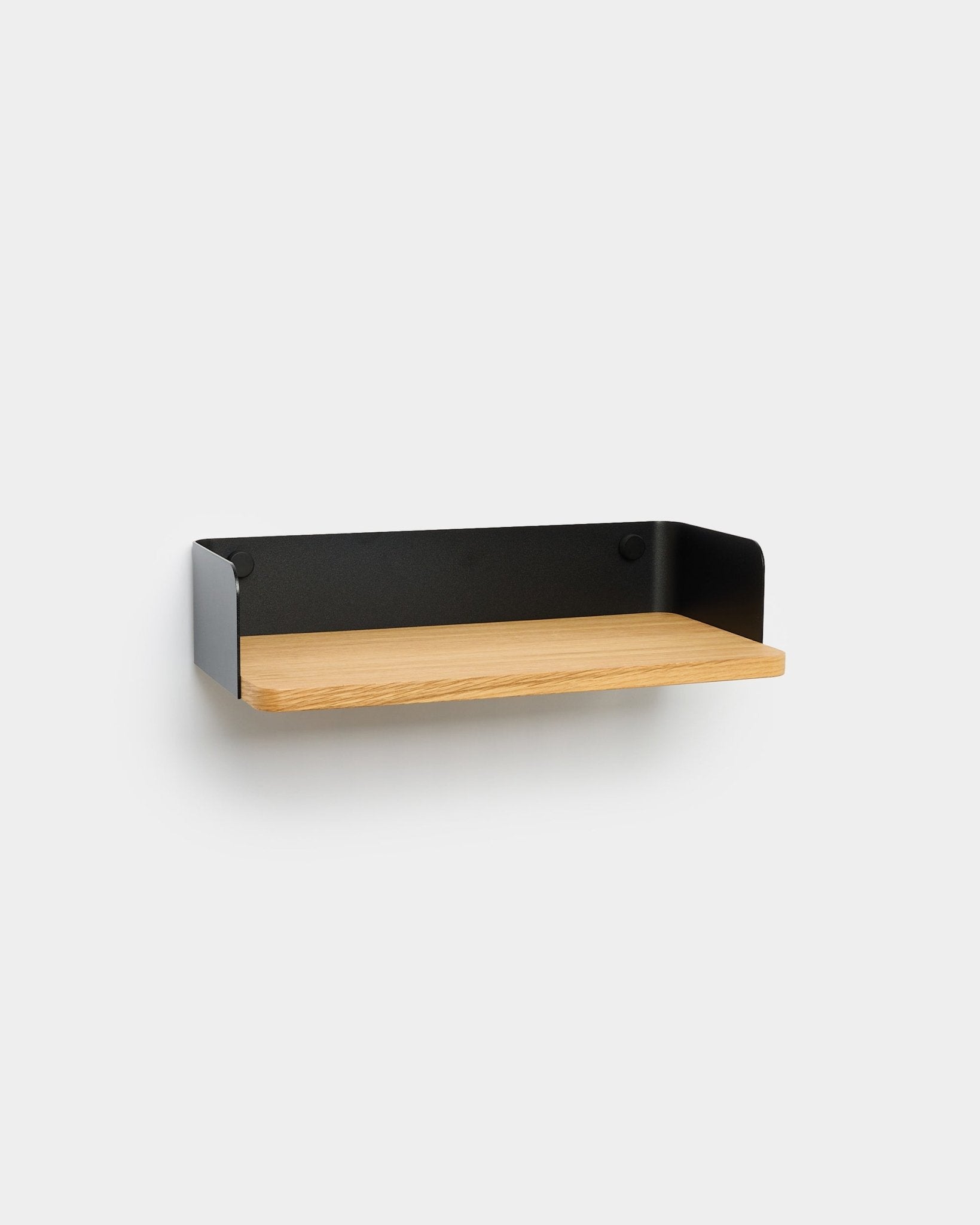 WoodUpp Linn bokhylla i natural oak, 39,9 cm bred med black metallsidor, nordisk minimalistisk väggmonterad design mot en vit bakgrund.