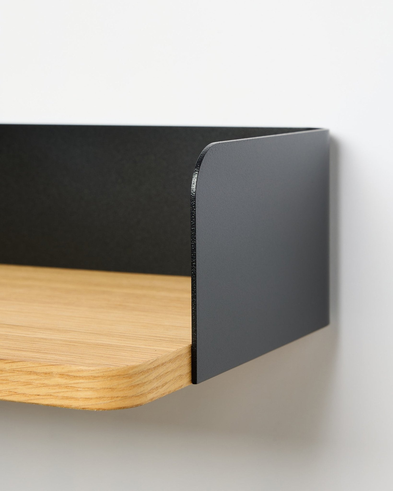 Närbild av WoodUpp Linn bokhylla i Natural Oak, 39,9 cm bred, med en black sidopanel i metall; hylla utan borrning mot en vit bakgrund.