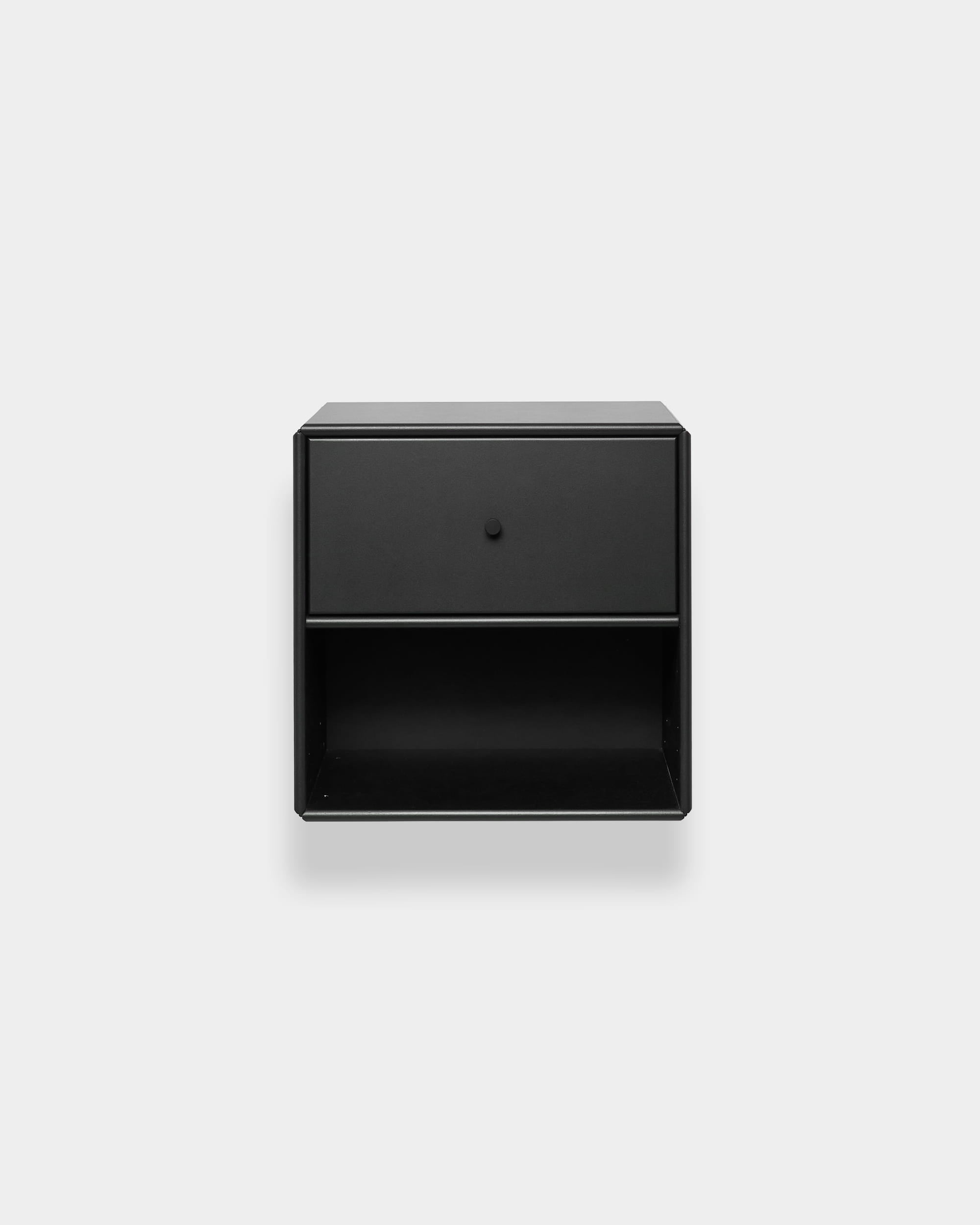 WoodUpp Arka svart bokhylla med en låda och en öppen hylla, mot en ljusgrå bakgrund. Nordisk minimalistisk design.