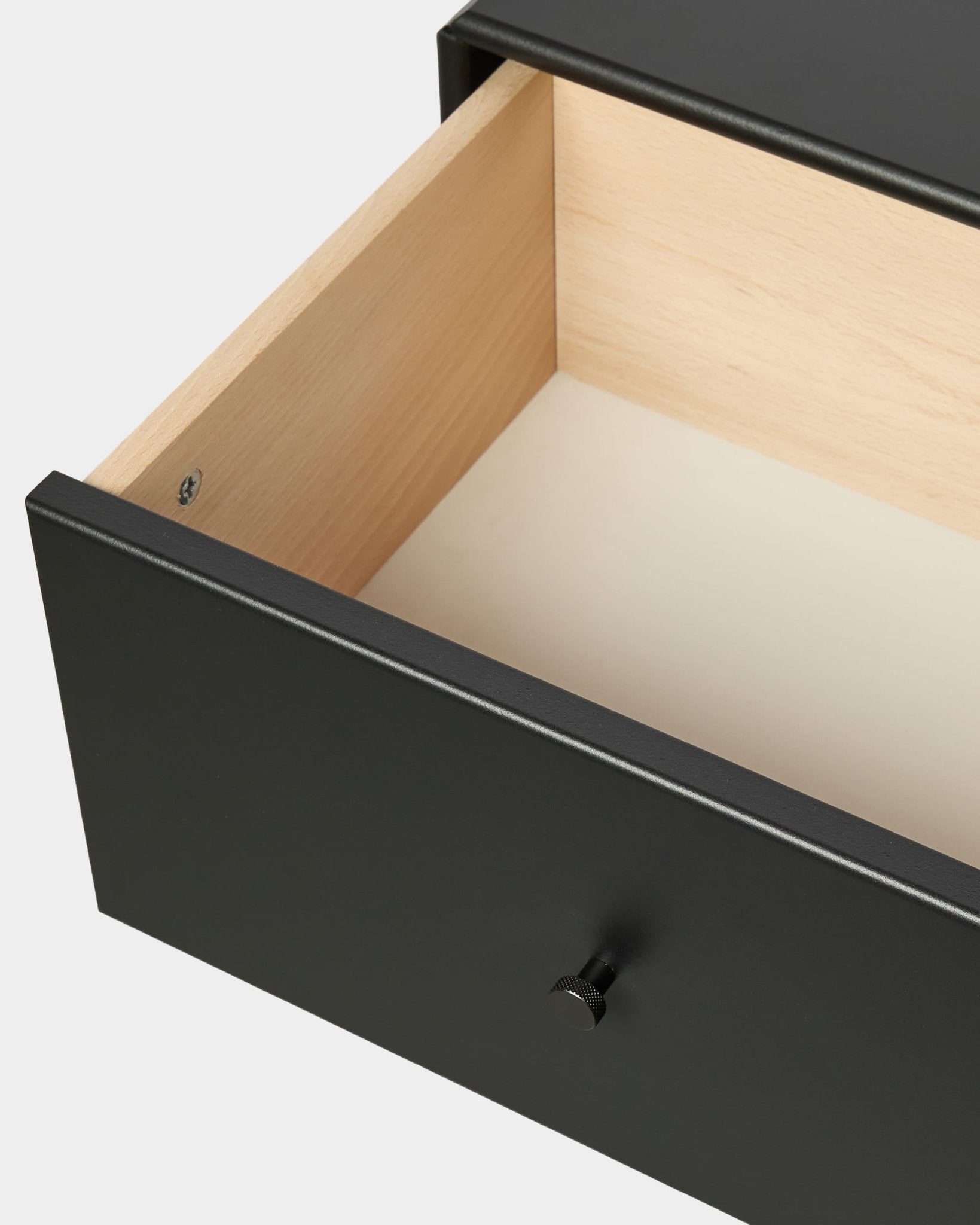 WoodUpp Arka bokhyllelåda i svart, med ljus insida och svart knopp, avsedd för förvaring bakom stängda dörrar. Tillbehör i nordisk stil till Akupanel-kollektionerna.