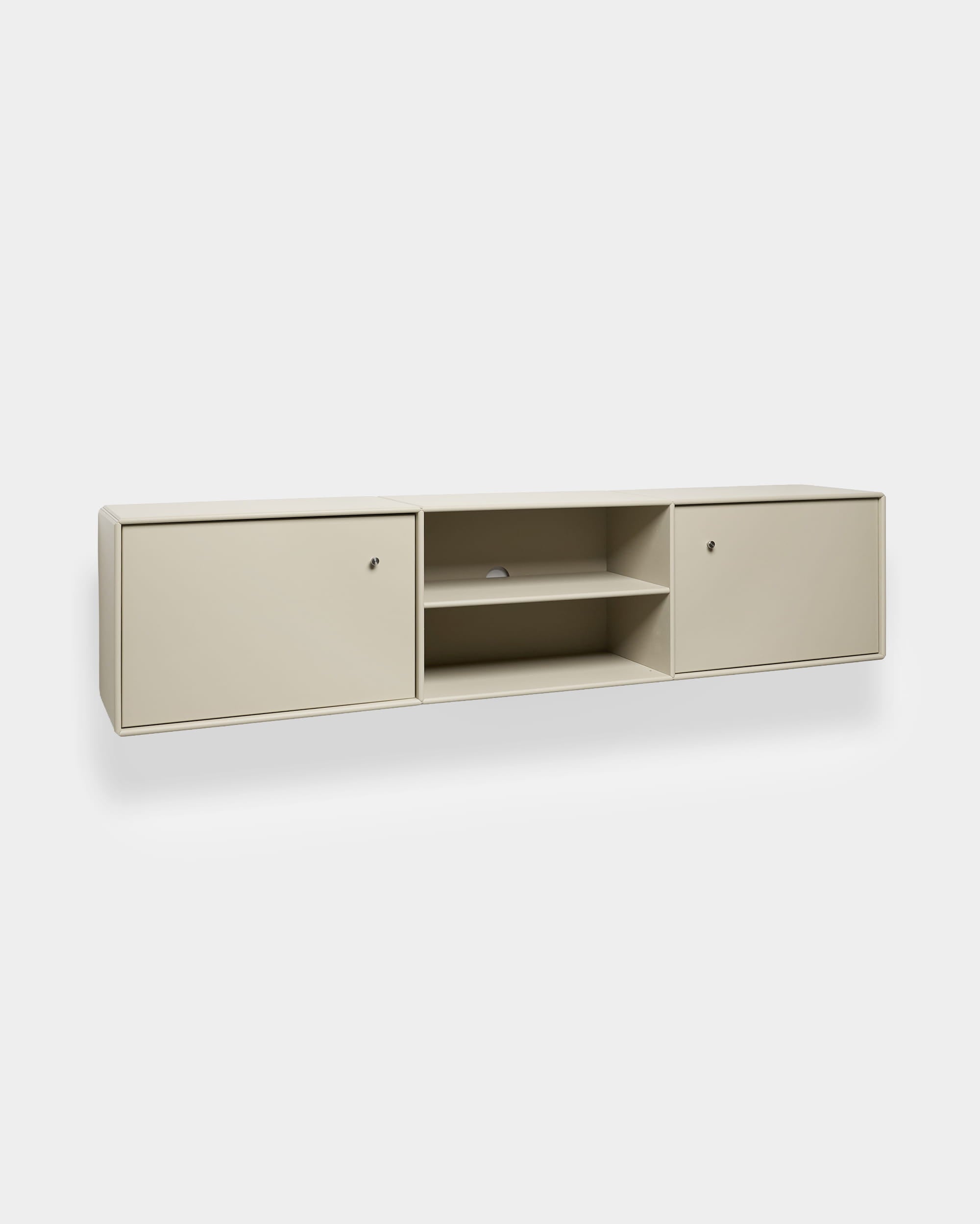 Beige Arka TV-bänk från WoodUpp med modulär design, två slutna skåp, öppna hyllor i mitten och inbyggd kabelhantering för en välorganiserad förvaring av mediautrustning.