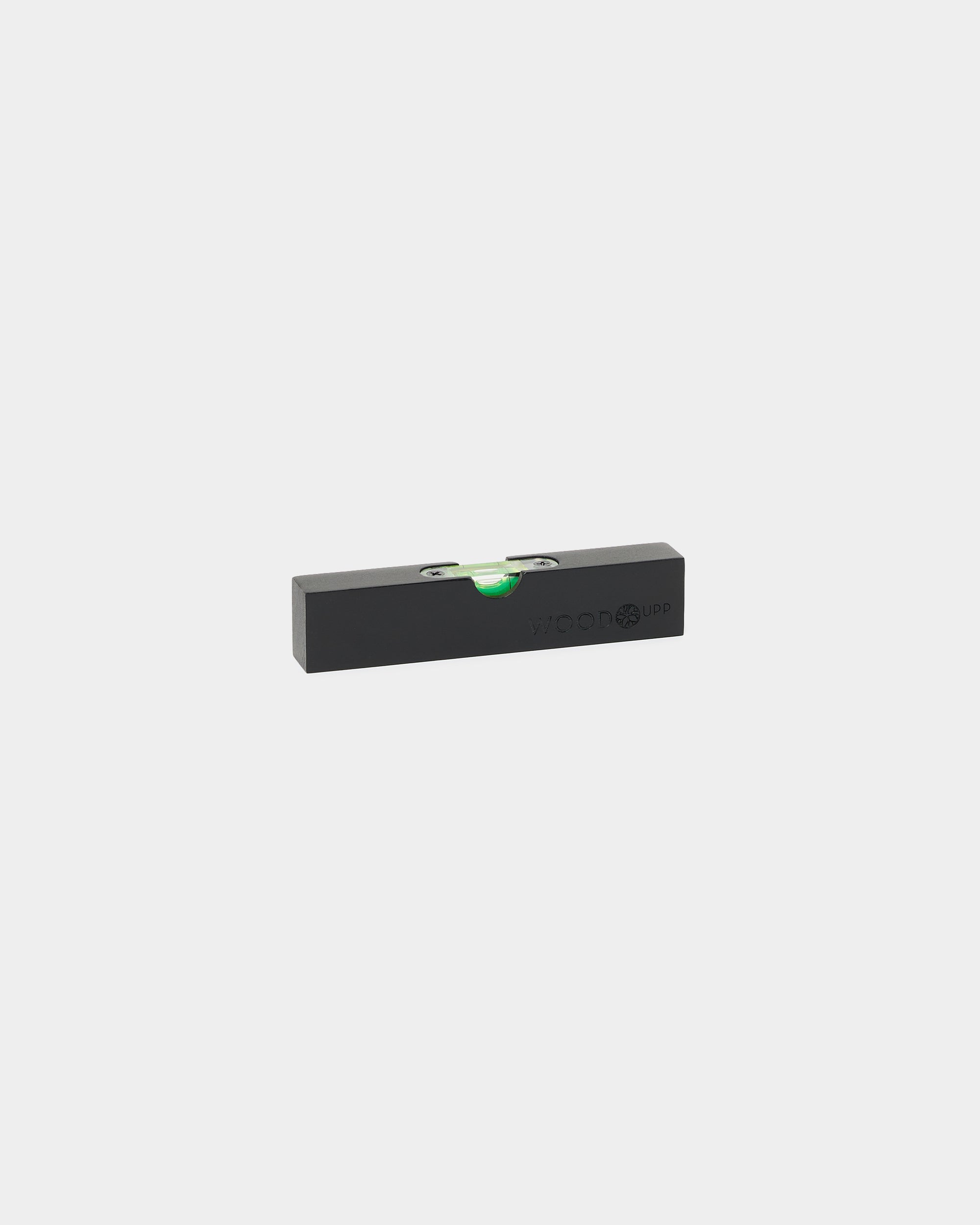 Black WoodUpp vattenpass (15 x 3,2 cm) med grön libell, utformat för exakt montering av Akupanel eller andra akustikpaneler och tillbehör från WoodUpp.