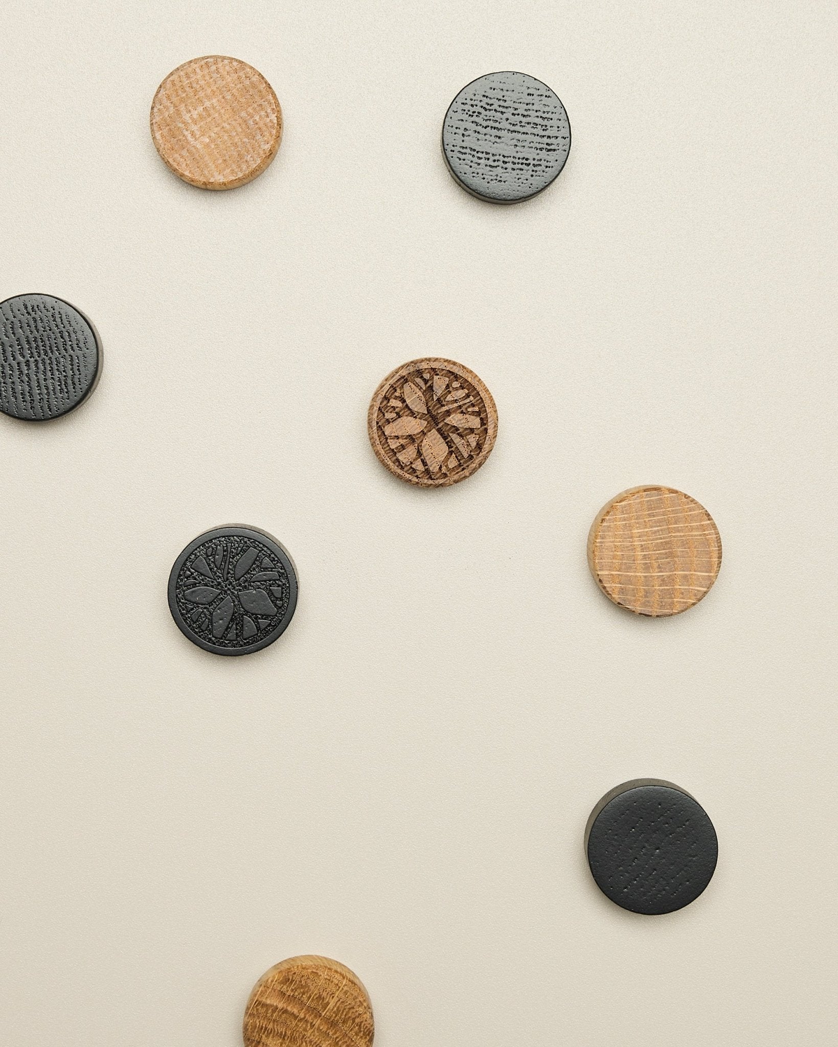 Norr magnetset från WoodUpp innehåller fyra skivor med mönster i natural oak och black, prydligt placerade på en ljus beige yta; tillbehör för Akupanel.