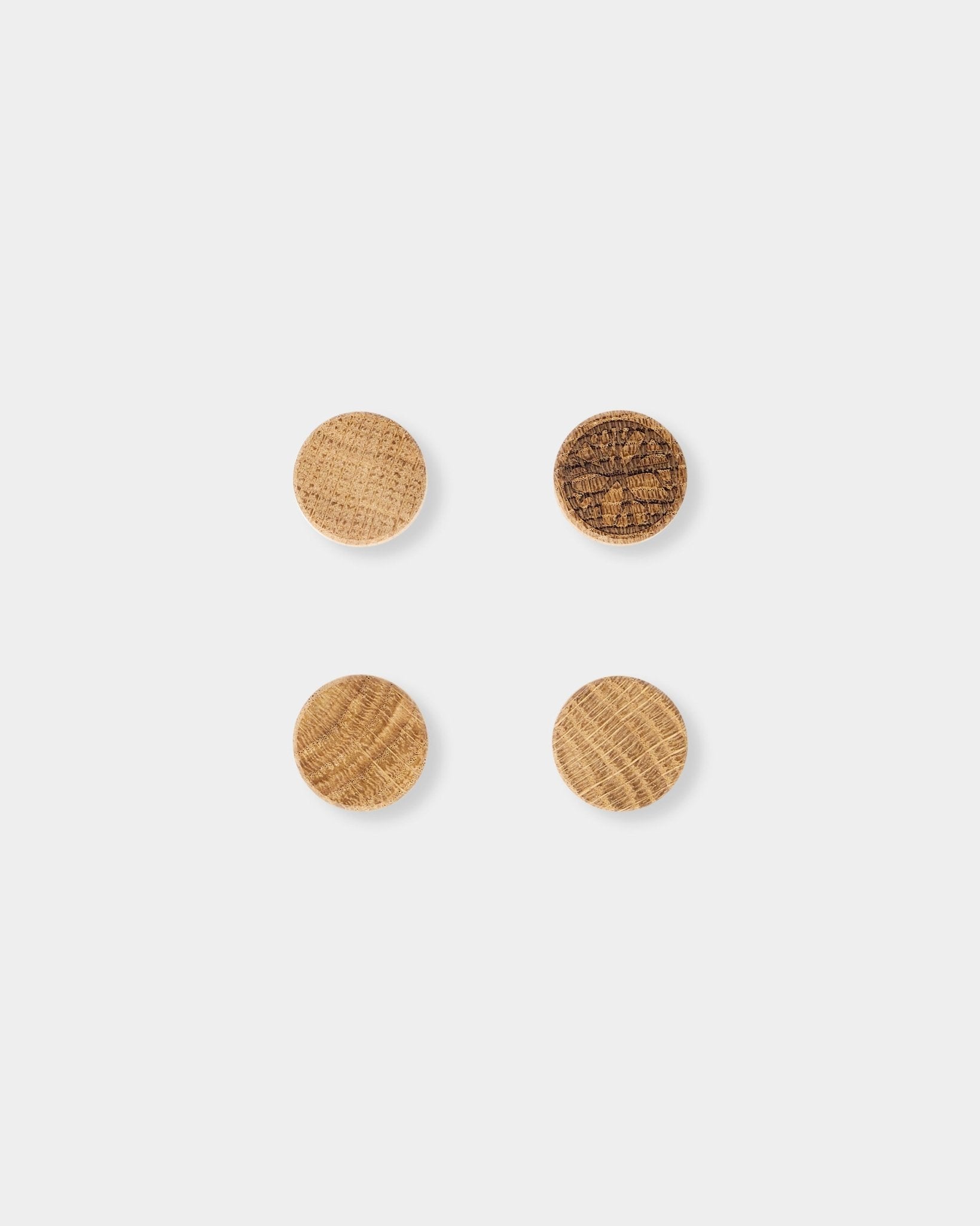 WoodUpp Norr magnetset med 4 i natural oak, som visar tydlig träådring, utformat som tillbehör för användning med Norr Magnetic Akustikpanel.