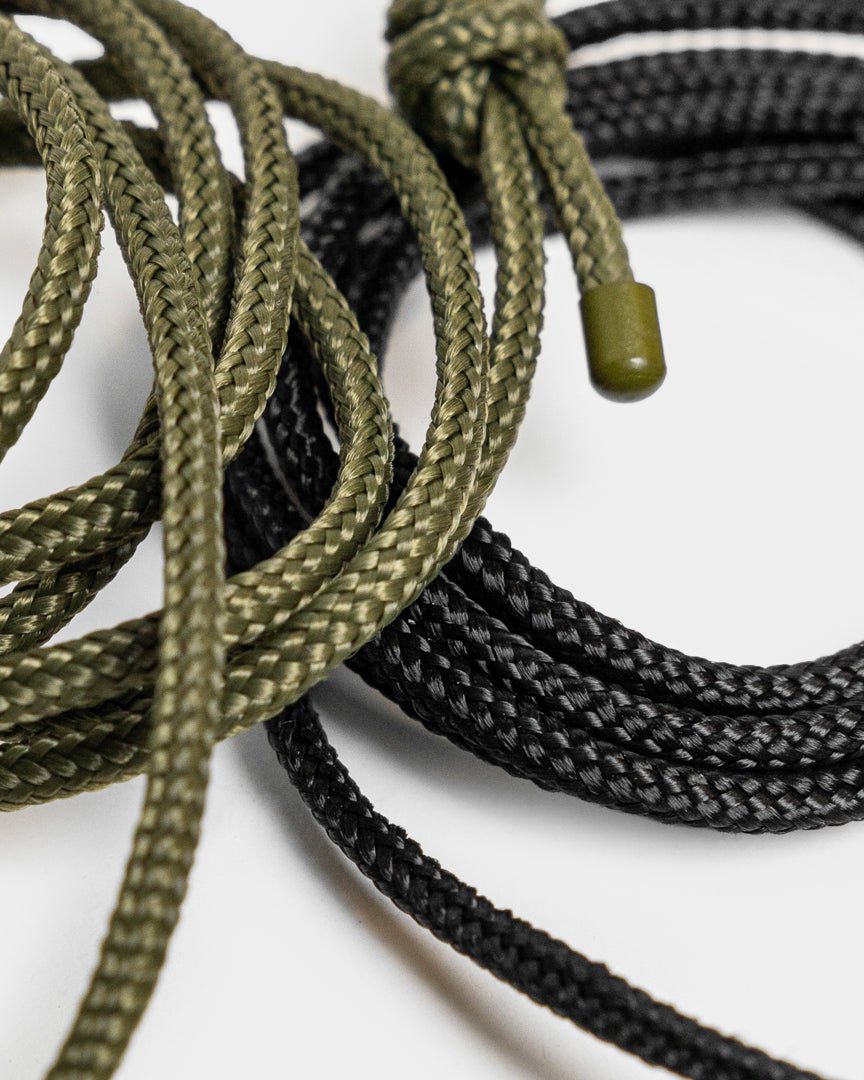 Vindar | Gallery String från WoodUpp: flätat grönt och black snöre med plaständar, visat bredvid ett fotosnöre mot en vit bakgrund.