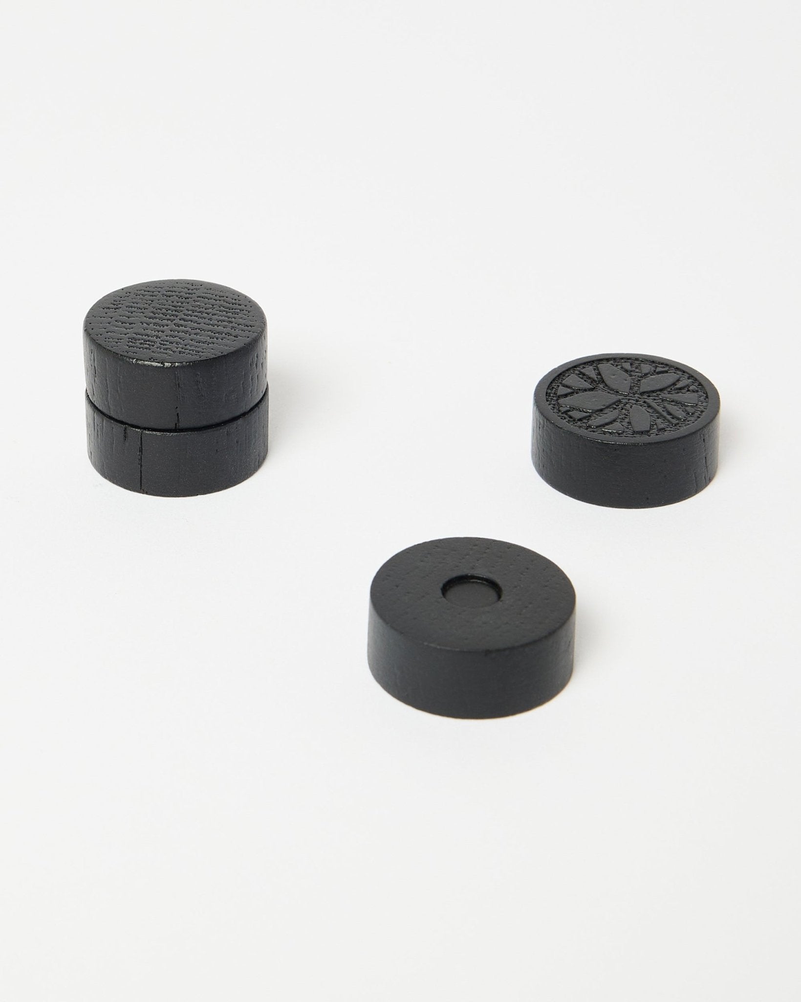 Set med fyra black oak Norr-magneter från WoodUpp, en del av tillbehörskollektionen CREATE, prydligt placerade på en ren vit yta.