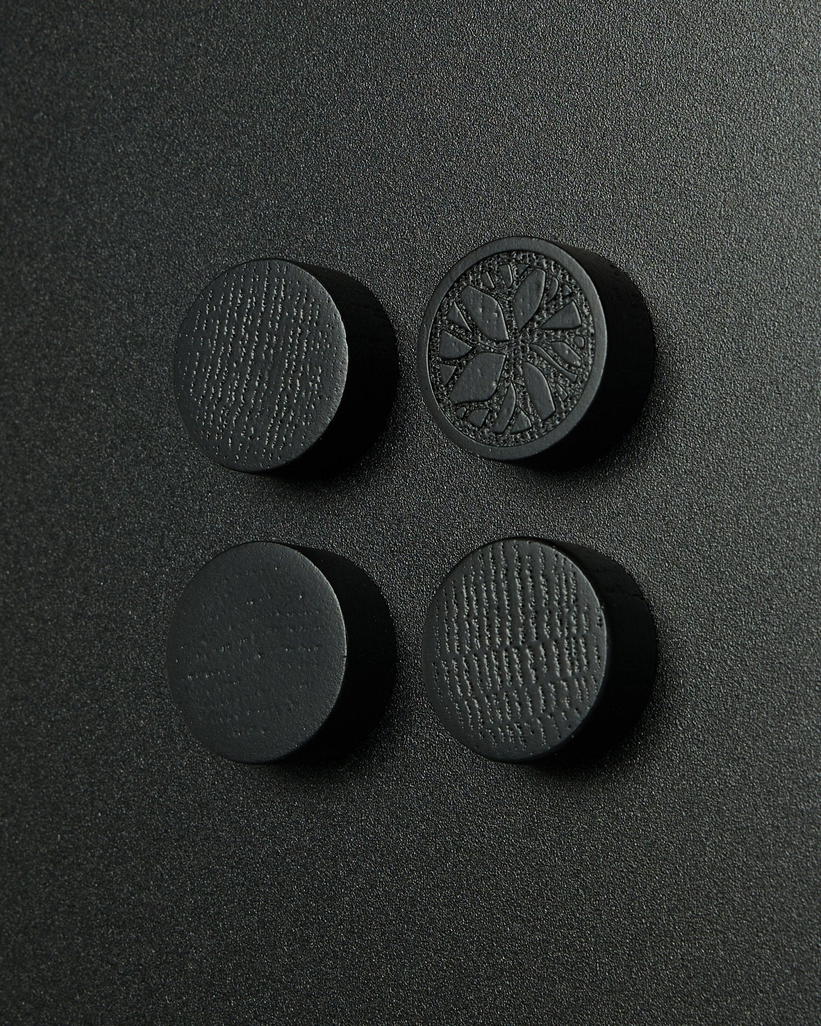 Set med 4 runda black oak-magneter från WoodUpp, utformade för Norr Magnetic Board. Matt yta med diskret trästruktur. Passar som Akupanel tillbehör.
