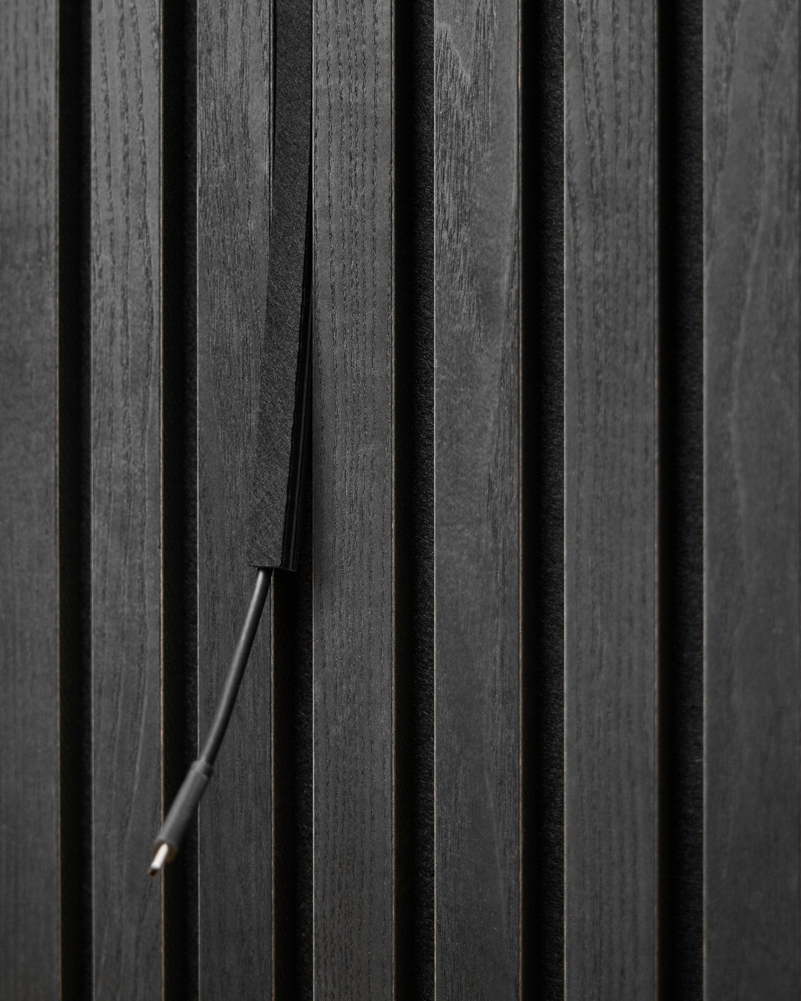 Dupps Pop-on Cable Cover (Black, 3 st) från WoodUpp döljer kablar mellan Akupanel Akustikpanel ribbor för ett prydligt, integrerat uttryck.