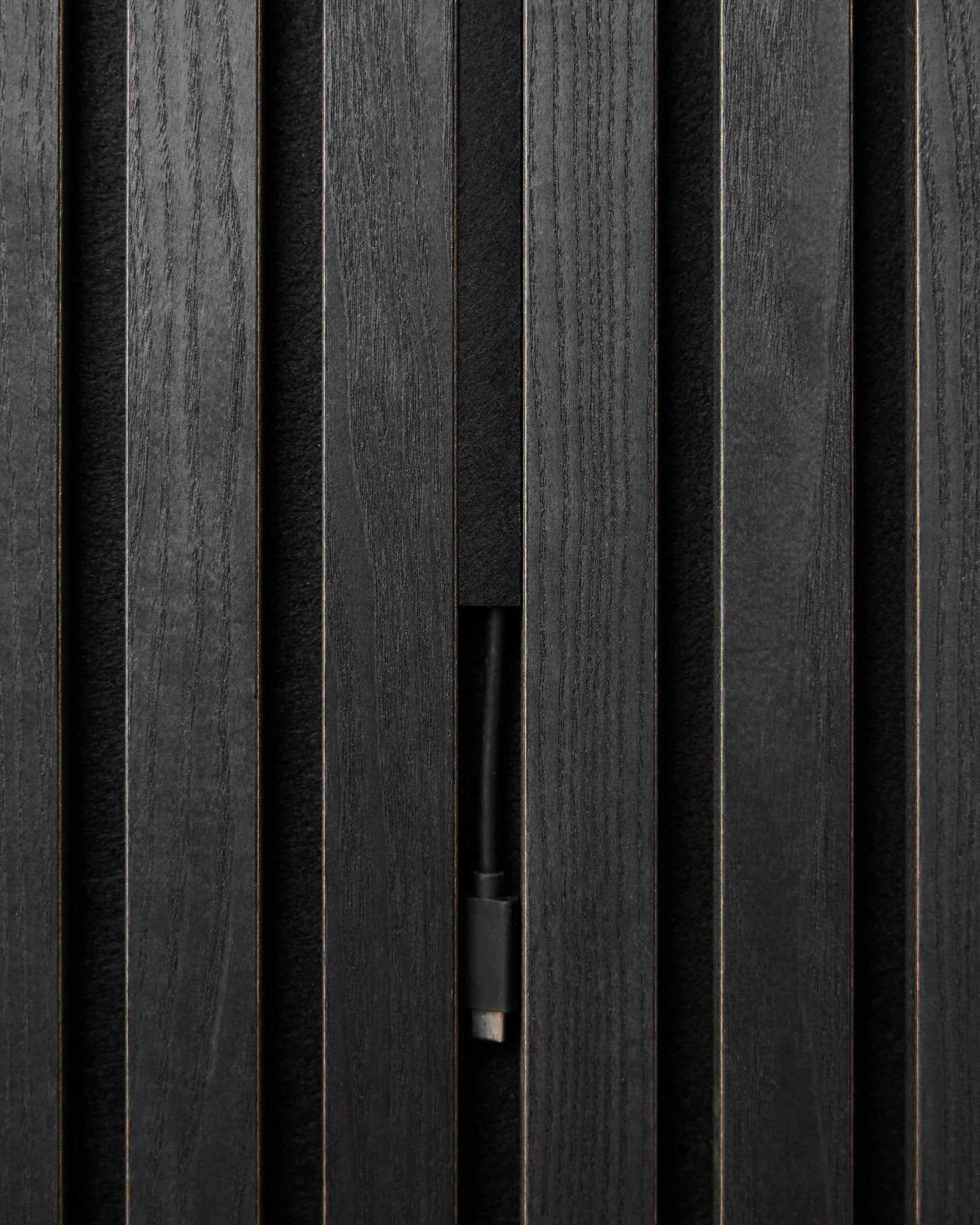 Black WoodUpp Pop-on Cable Covers (3 st) döljer kablar snyggt bakom Akupanel akustikpaneler i trä och bevarar ett rent, sömlöst nordiskt uttryck.