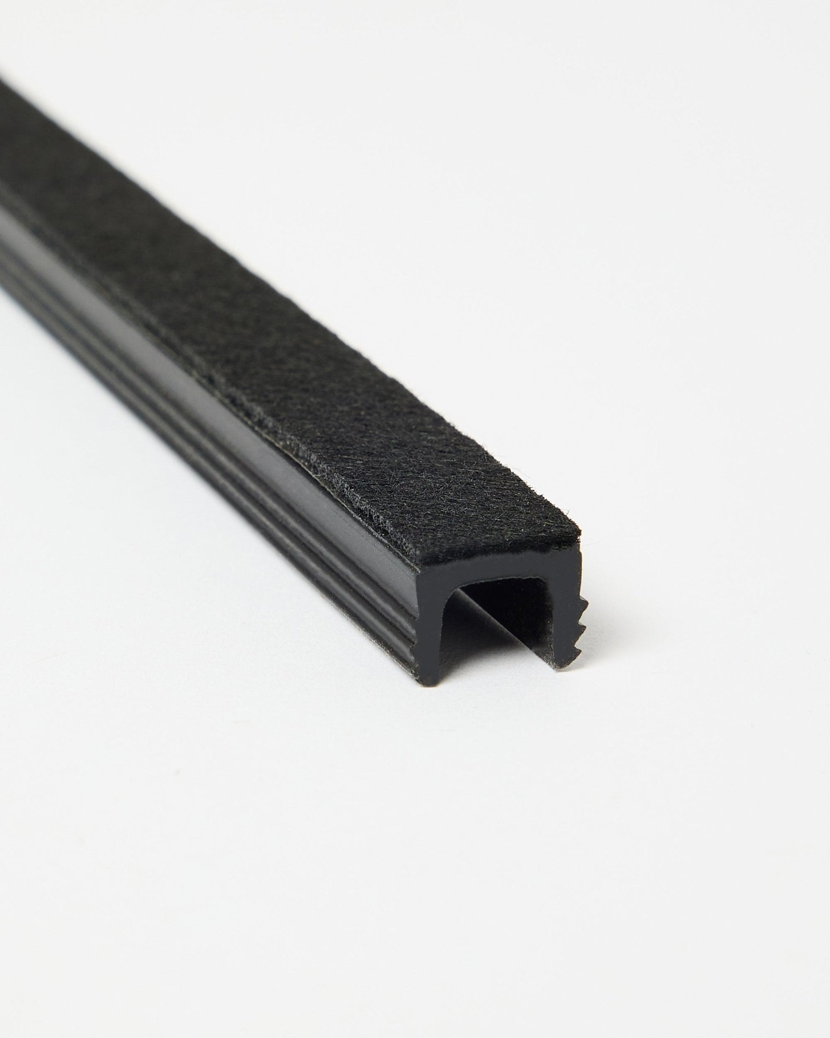 Tre black Dupps Pop-on Cable Covers från WoodUpp, visade i vinkel mot en vit bakgrund för att framhäva form och finish. Tillbehör för Akupanel system.