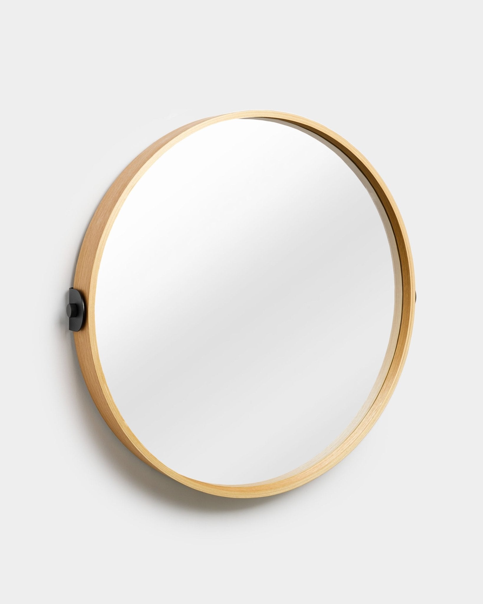 Linn | Mirror / Natural Oak från WoodUpp, en akustisk accessoar med ram i ekplywood, mot en enkel vit bakgrund i lätt vinkel.