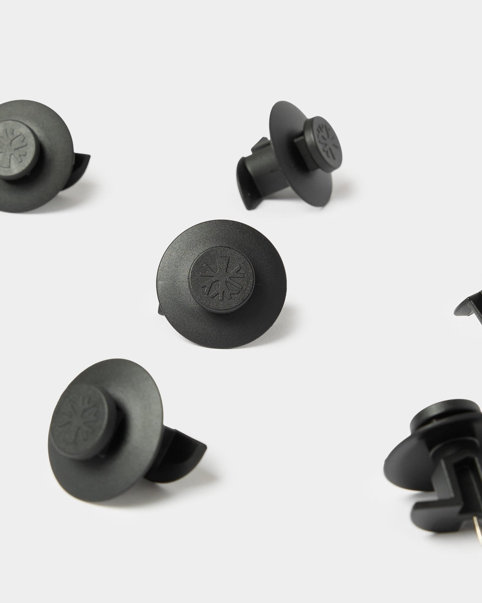10 svarta Dupps-fästen från WoodUpp, kompatibla med Akupanel-akustikpaneler för säker montering. Präglad symbol på slitstark plast.