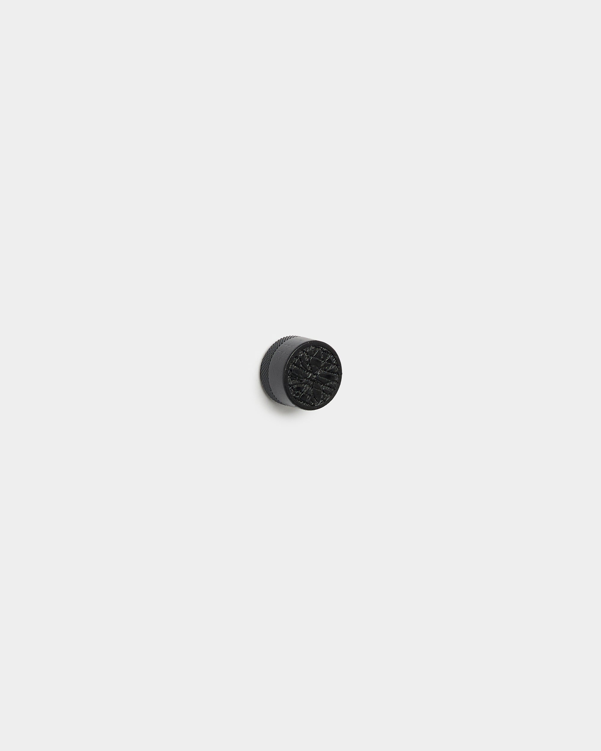 Norr Poster Magnet-set från WoodUpp med small, runda black oak knoppar för att fästa foton på en ljusgrå Akupanel akustikpanel i trä.