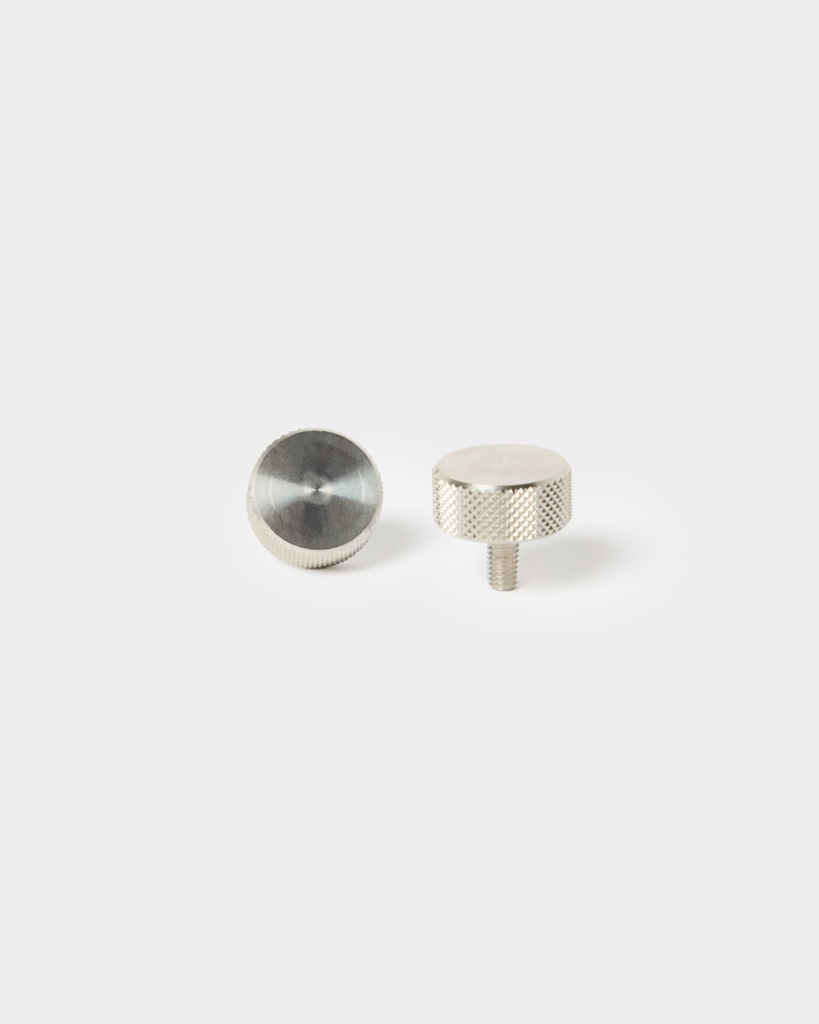 Ett par WoodUpp fingerskruvar i rostfritt steel (M5x10 mm, 20x8.8) för montering av Akustikpanel – en med gängad ände, en med slät topp.