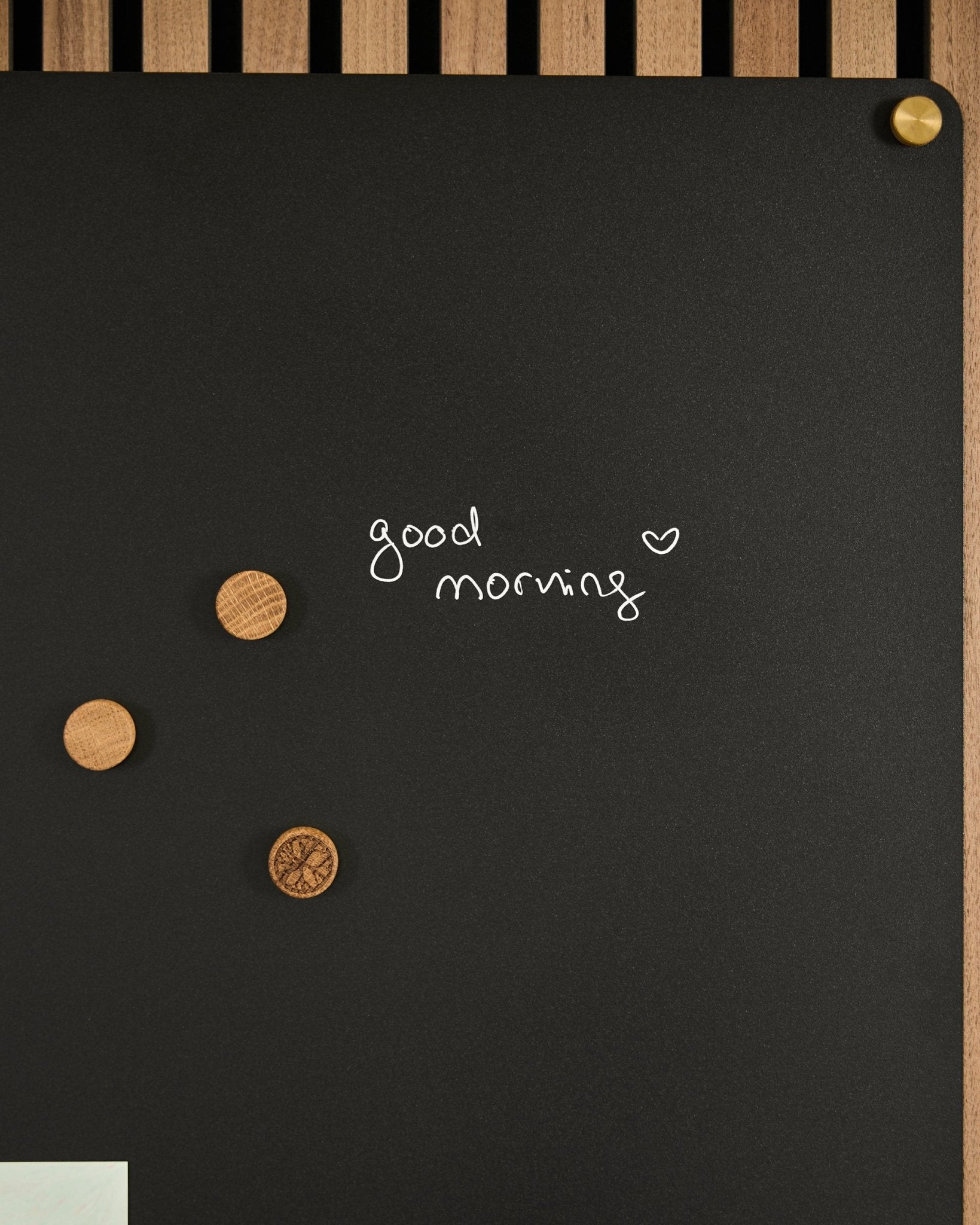 Norr | Blackboard set från WoodUpp har en black Akustikpanel med good morning och ett hjärta, samt 3 magneter i trä. Nordisk minimalistisk design.