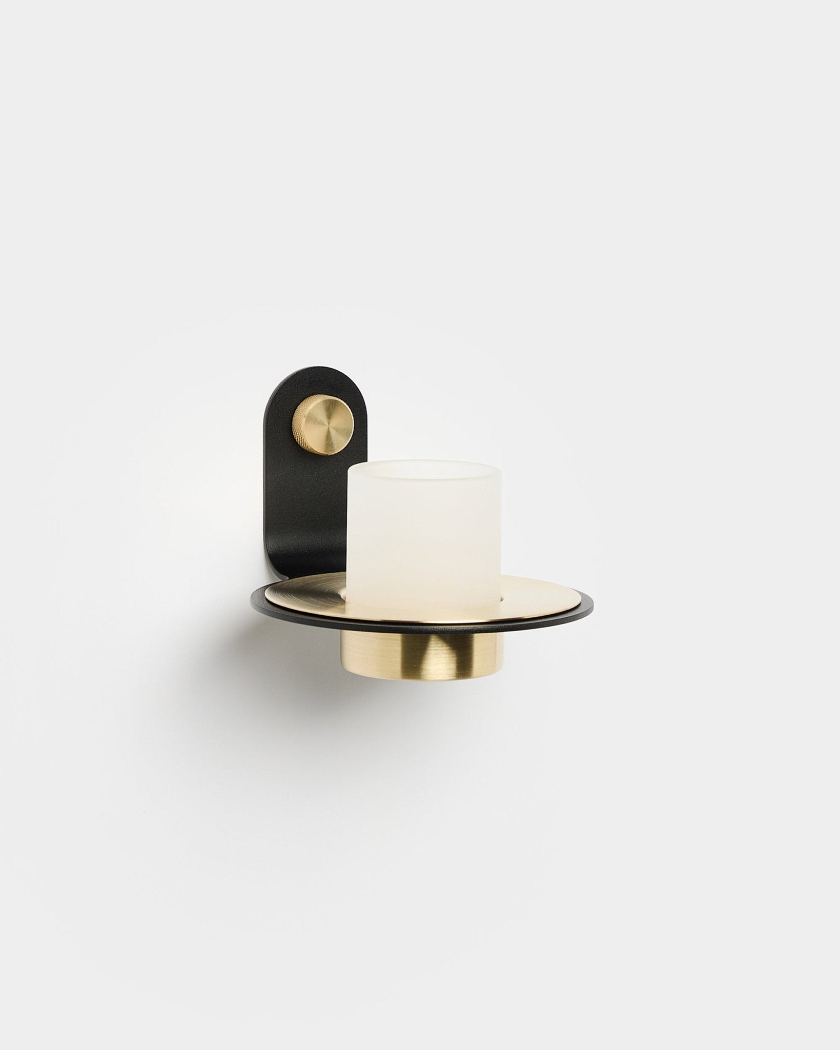 Norr ljusstake från WoodUpp med en black och brass bas samt kupa i frostat glas, formgiven för att passa LED-ljus och i linje med nordisk minimalistisk stil.