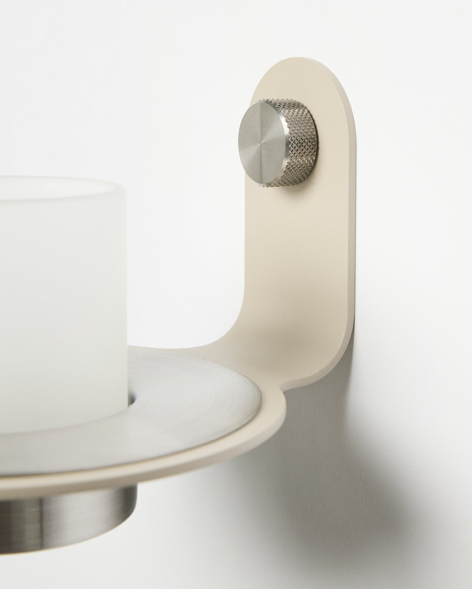 Minimalistisk Norr ljusstake i beige och rostfritt steel från WoodUpp, visad som ett tillbehör till Akupanel akustiska slatwall-paneler.