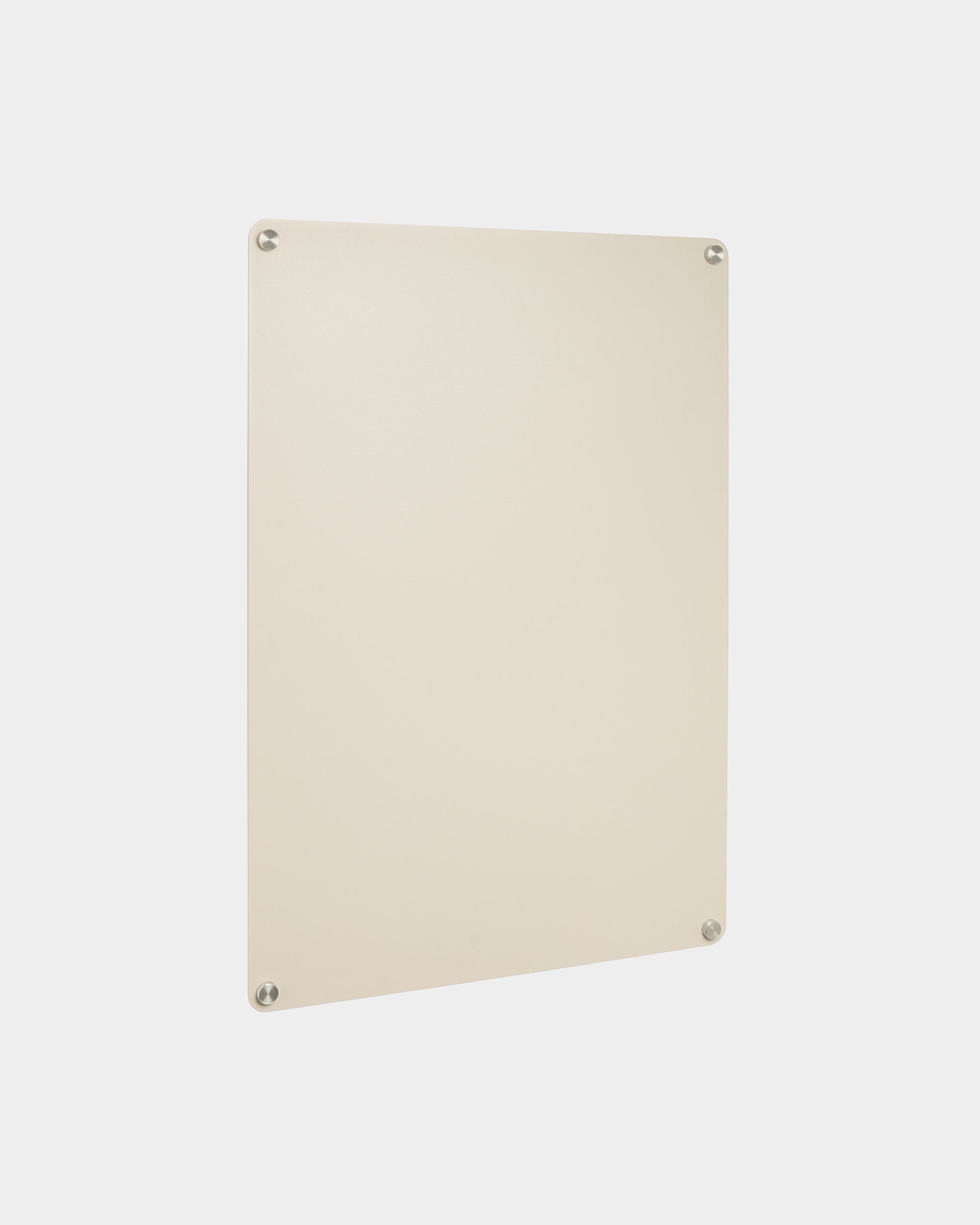 Den Norr large beige magnettavlan från WoodUpp, rektangulär med fyra synliga hörnskruvar, visas mot en enkel vit bakgrund.