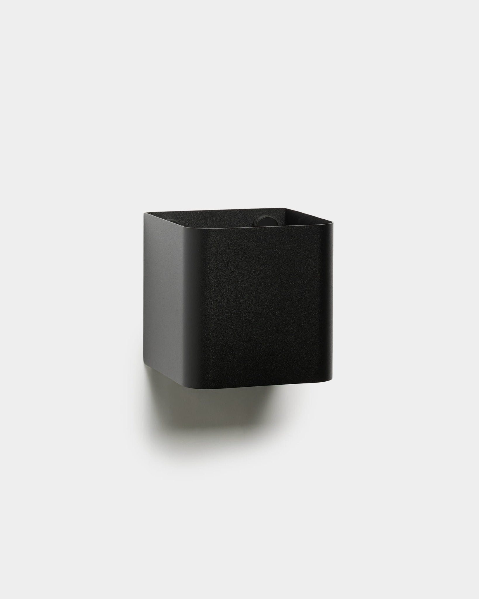 WoodUpp Norr | Plant Box är en minimalistisk black fyrkantig väggmonterad förvaringsbehållare med rundade kanter, visad mot en enkel vit bakgrund.