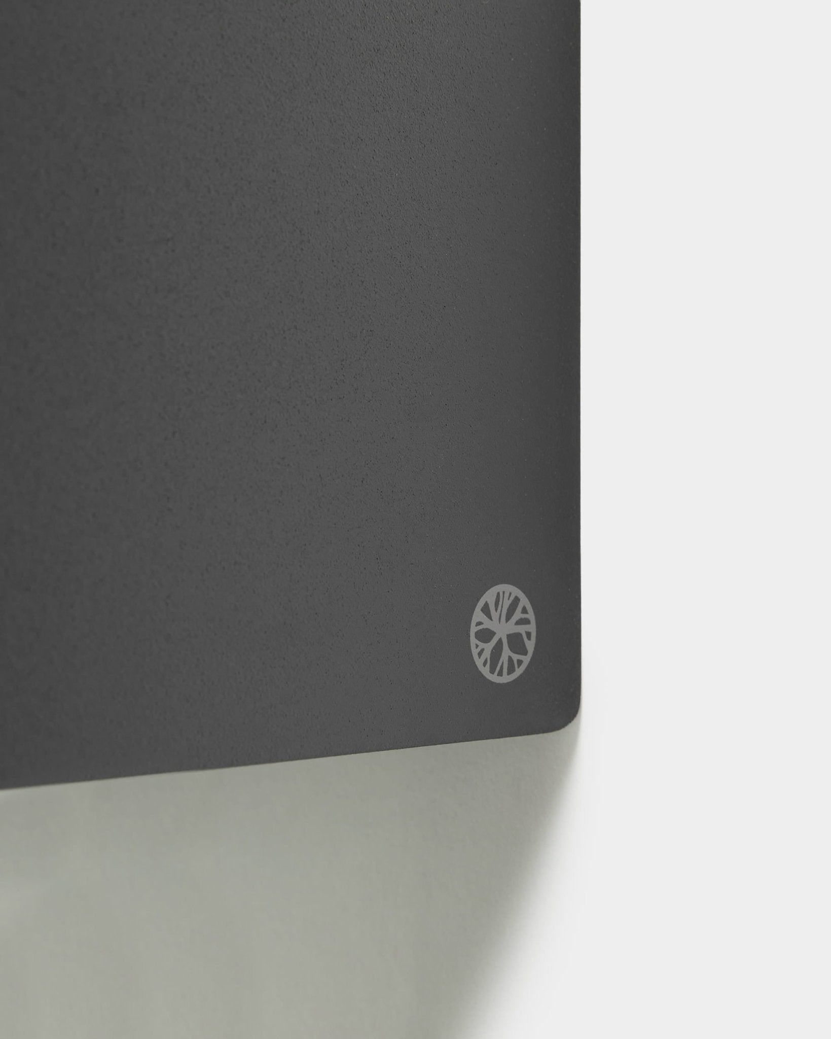 Närbild av Norr Plant Box, 11,9 cm, i black från WoodUpp. Vit solstrålelogotyp i hörnet; ljus bakgrund. Nordisk accessoar för serien Akupanel.
