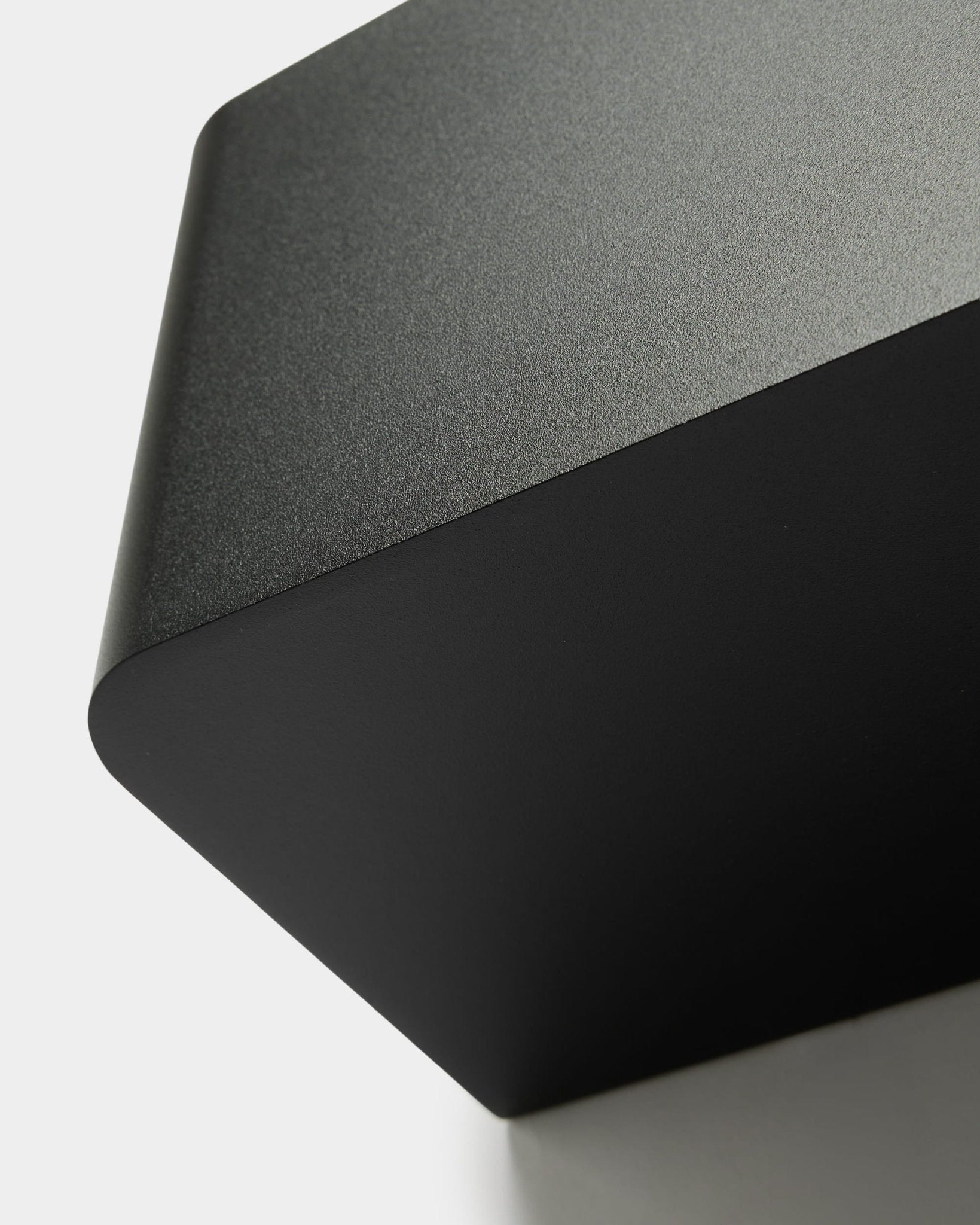WoodUpp Norr Plant Box (35,9 cm) i black med minimalistisk nordisk design och mjukt rundade kanter, formgiven som ett tillbehör för Akupanel kollektioner.