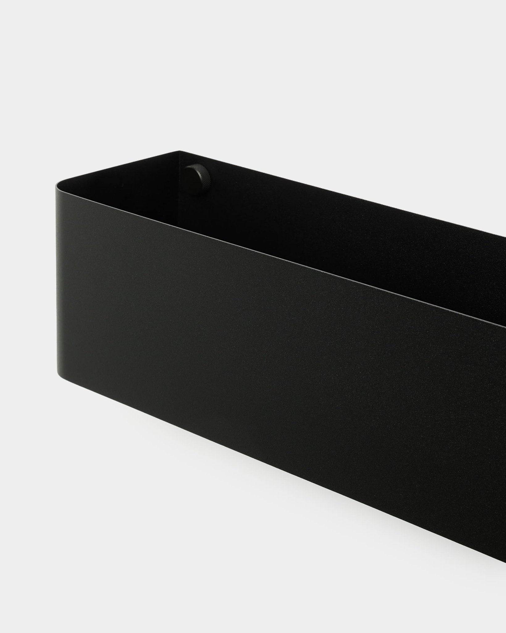 Norr Plant Box från WoodUpp, 47,9 cm i black med mjuka, rundade kanter, placerad mot en enkel vit bakgrund.