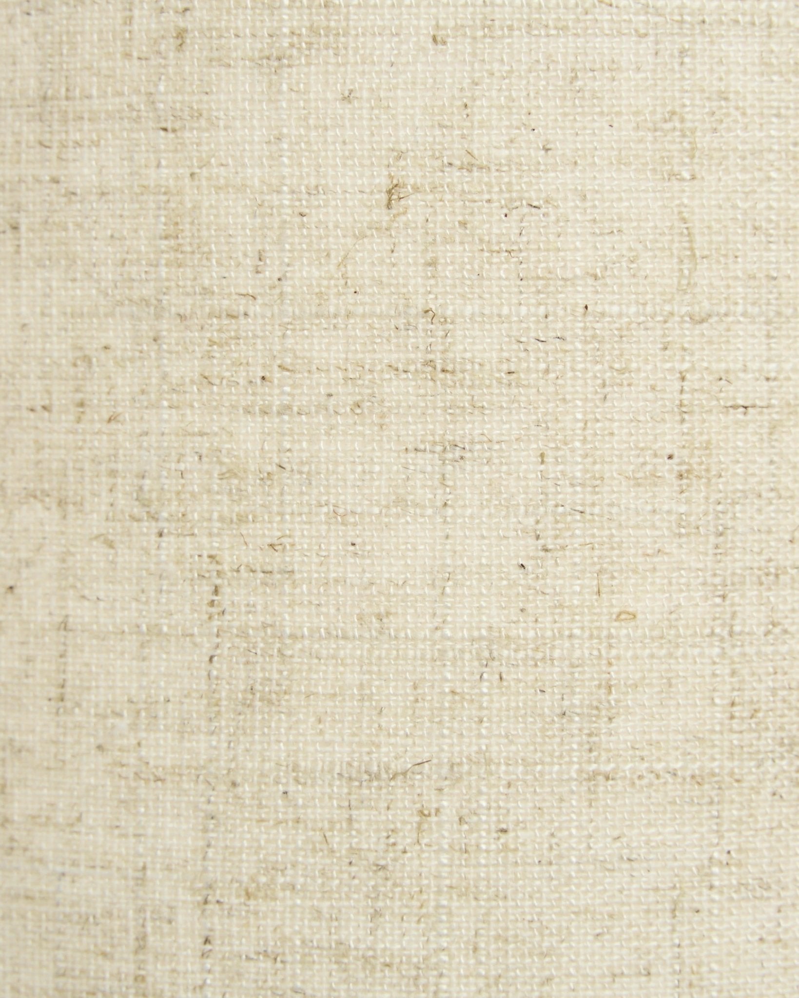 Närbild av Feya vägglampa från WoodUpp i beige toner, med en texturerad skärm med en naturlig känsla av linne-bomull. Nordisk minimalistisk design.