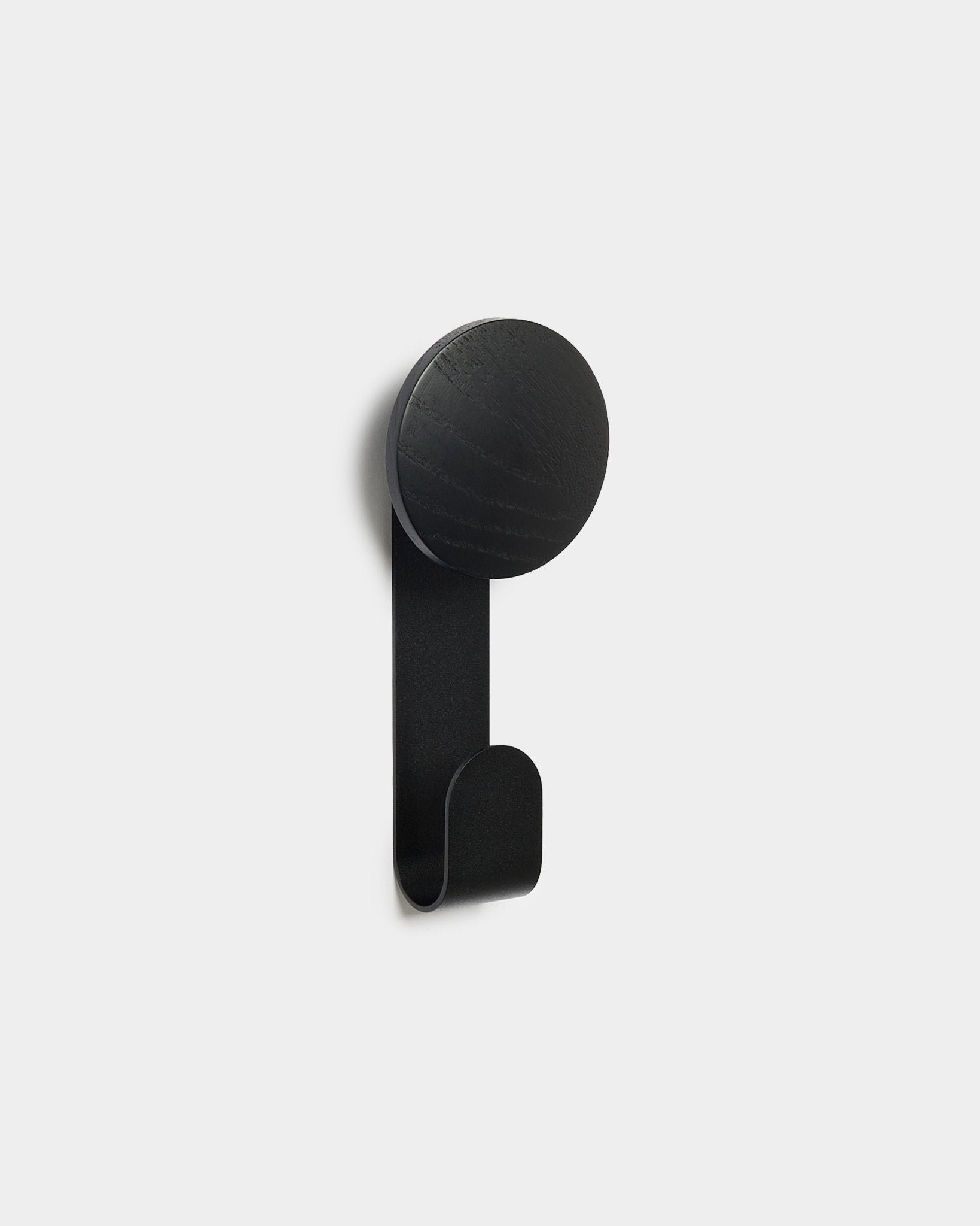 Linn Vertical Hanger i Black Oak från WoodUpp, en minimalistisk accessoar för att hänga upp saker på Akupanel akustikpaneler i trä.