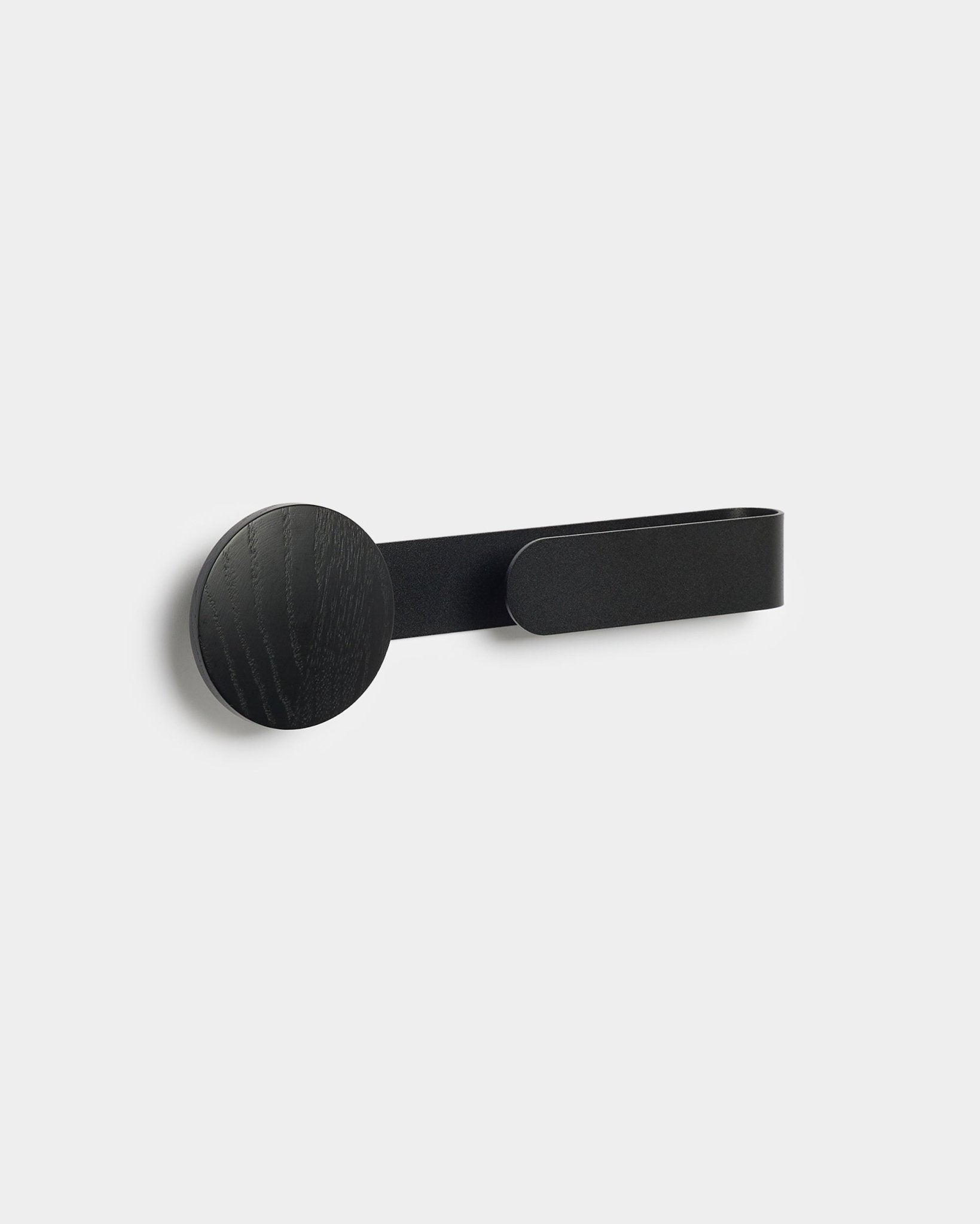 Linn | Horizontal Hanger i Black Oak från WoodUpp, en minimalistisk accessoar i black pulverlackerad steel och trä mot en ljus grey bakgrund.