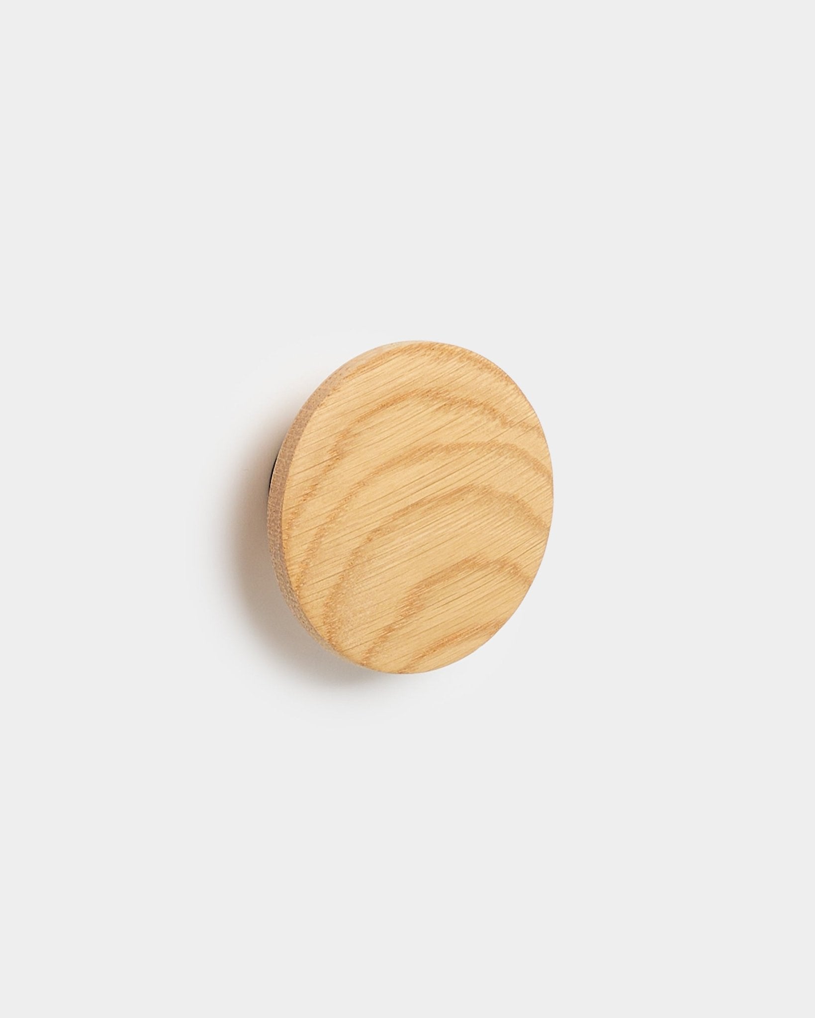 Linn I Single Hanger från WoodUpp, en natural oak accessoar med synlig träådring, utformad för Akupanel akustikpaneler, mot en enkel vit bakgrund.