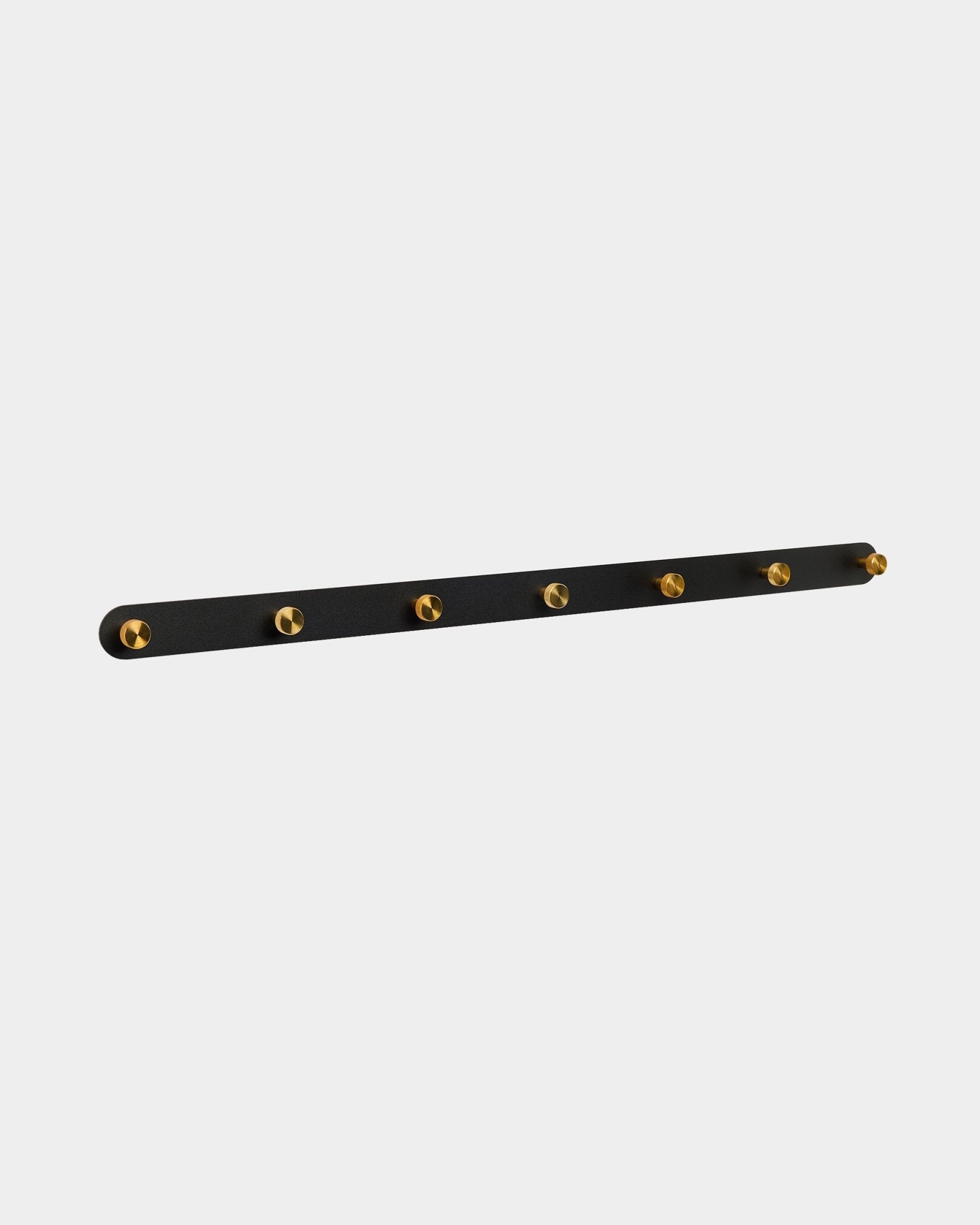 Norr klädhängare från WoodUpp med 7 krokar i brass på en black Akustikpanel, utformad som en hallförvaring som är kompatibel med Akupanel kollektioner.