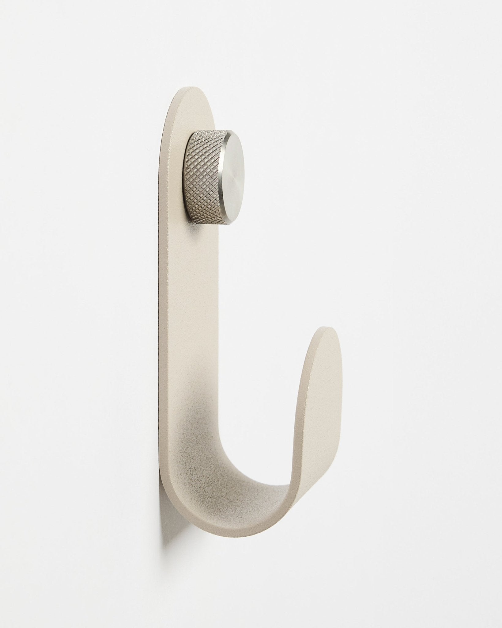 Norr | Single Hanger i Beige från WoodUpp, ett minimalistiskt väggmonterat tillbehör med en silverfärgad knopp, utformat för att komplettera Akupanel akustiska träpaneler.