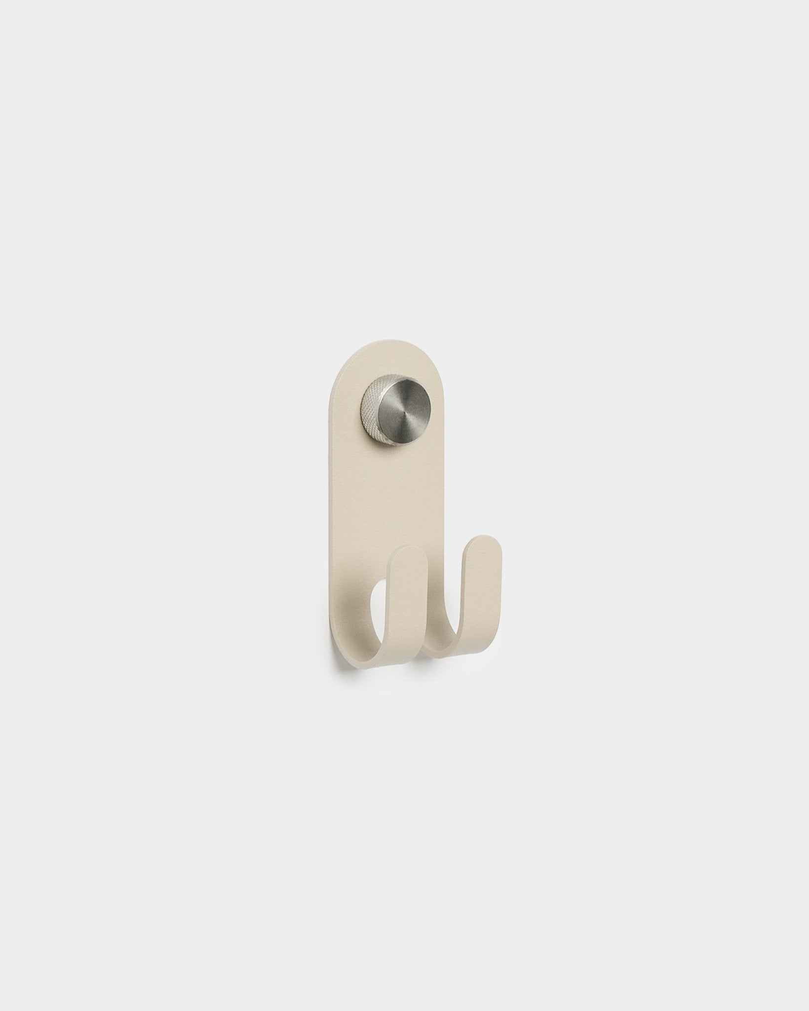 WoodUpp Norr Double Hanger i beige med två metallkrokar och en rund silverfärgad knopp, minimalistisk nordisk design, visad mot en enkel vit bakgrund.