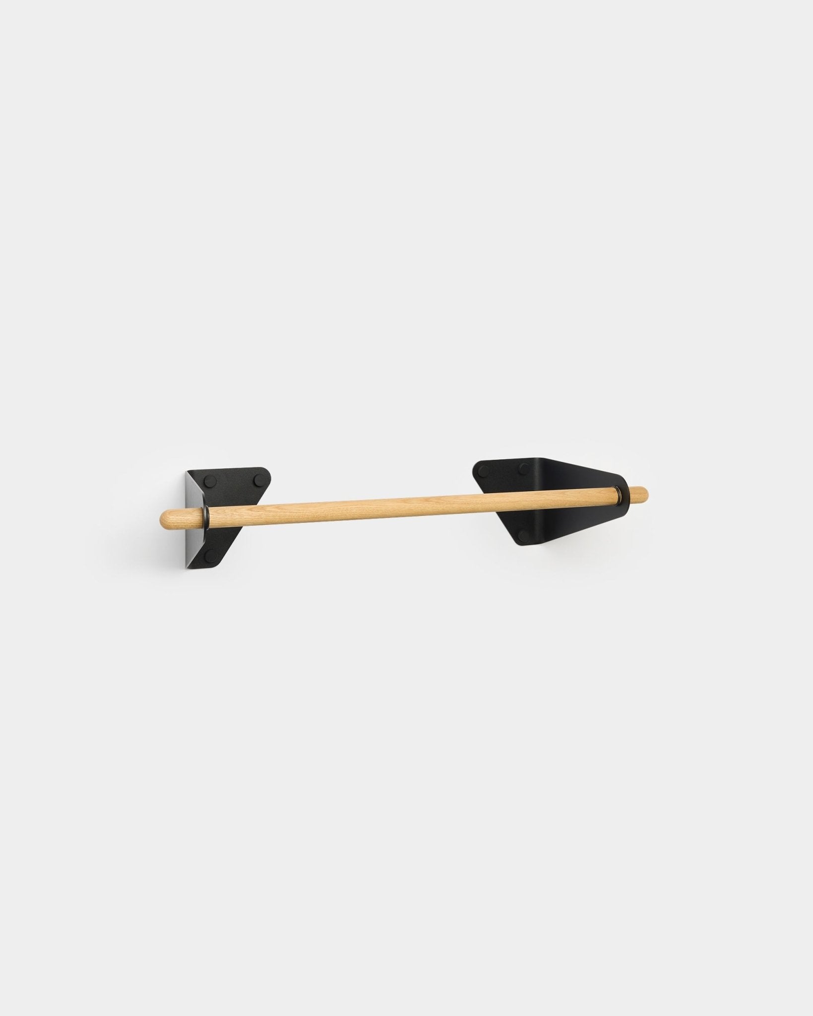 WoodUpp toalettpappershållare med en minimalistisk trästång och black triangelformade konsoler, utformad för att matcha Linn Coat Rail för Akupanel tillbehör.