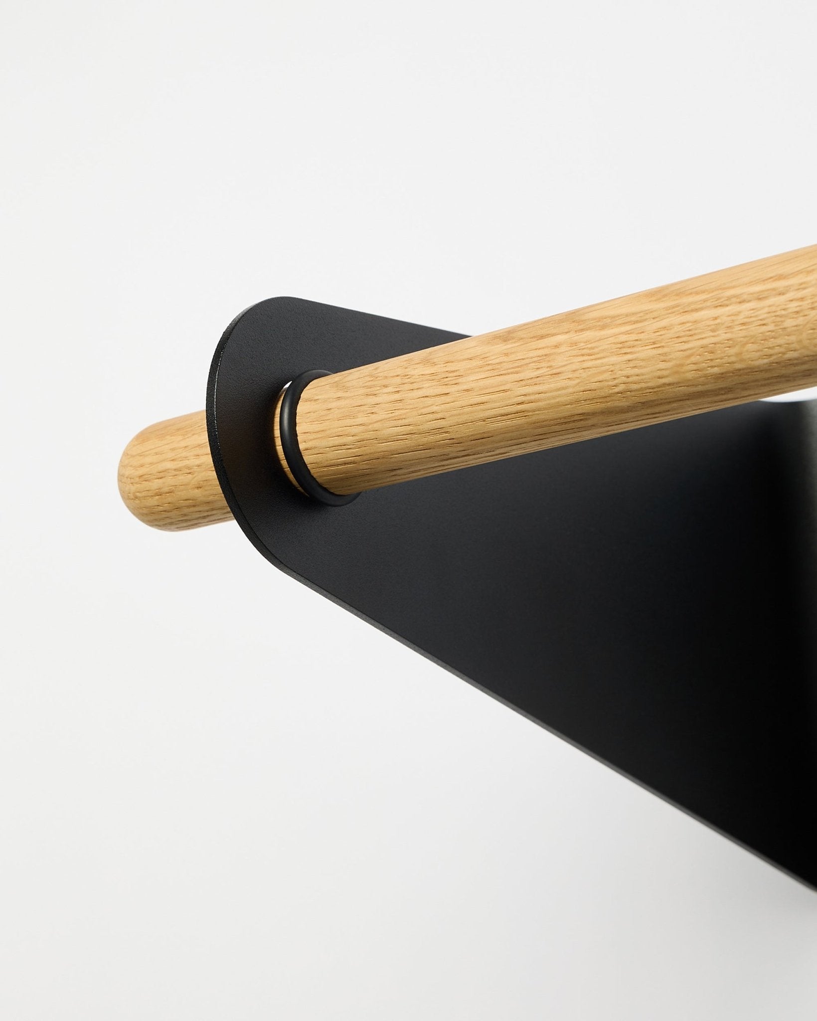 Närbild av WoodUpp Linn Coat Rail i black (75,9 cm), monterad i ett black metallbeslag, mot en enkel vit bakgrund.