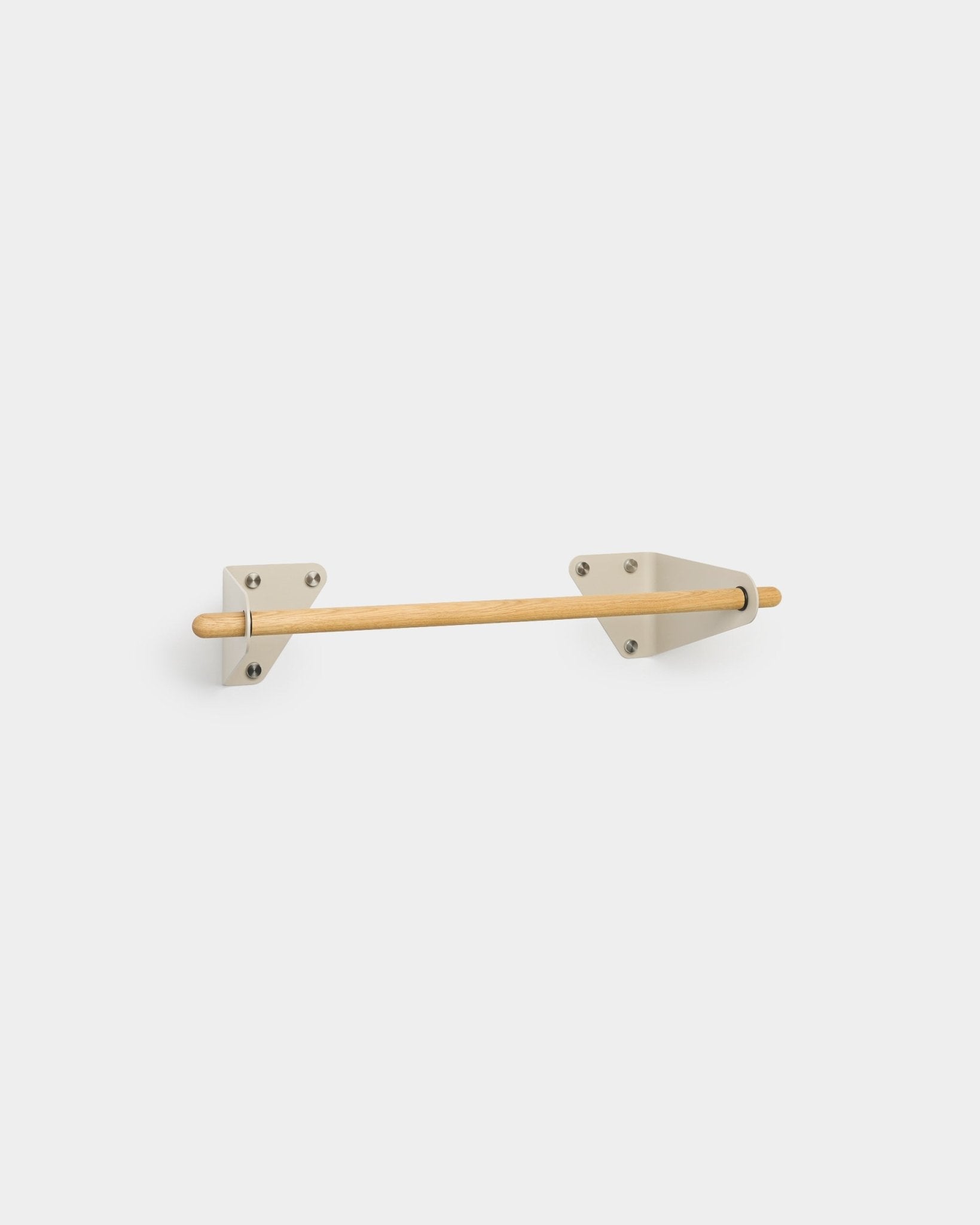 Linn Coat Rail från WoodUpp med nordisk känsla, har en stång i massiv ek och två beige triangelformade konsoler, 75,9 cm lång, mot en enkel vit bakgrund.
