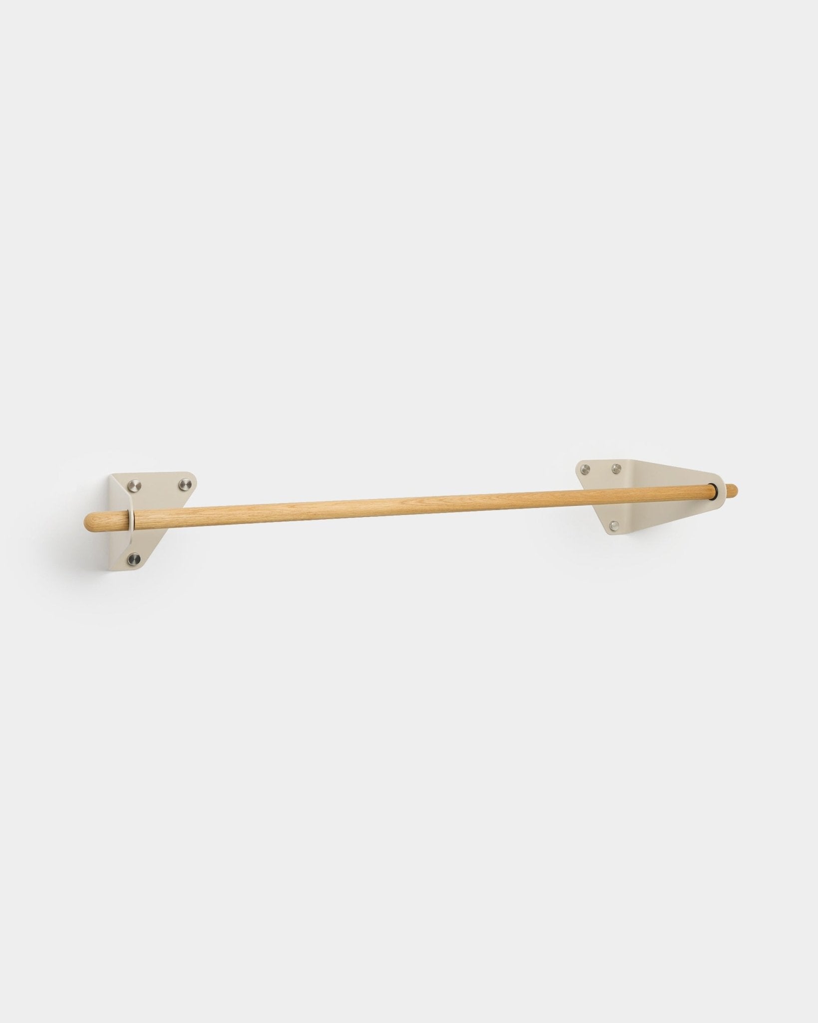 WoodUpp Linn minimalistisk klädhängare i beige, 115,9 cm, med stång i massiv ek och vita metallfästen, visad mot en enfärgad bakgrund.