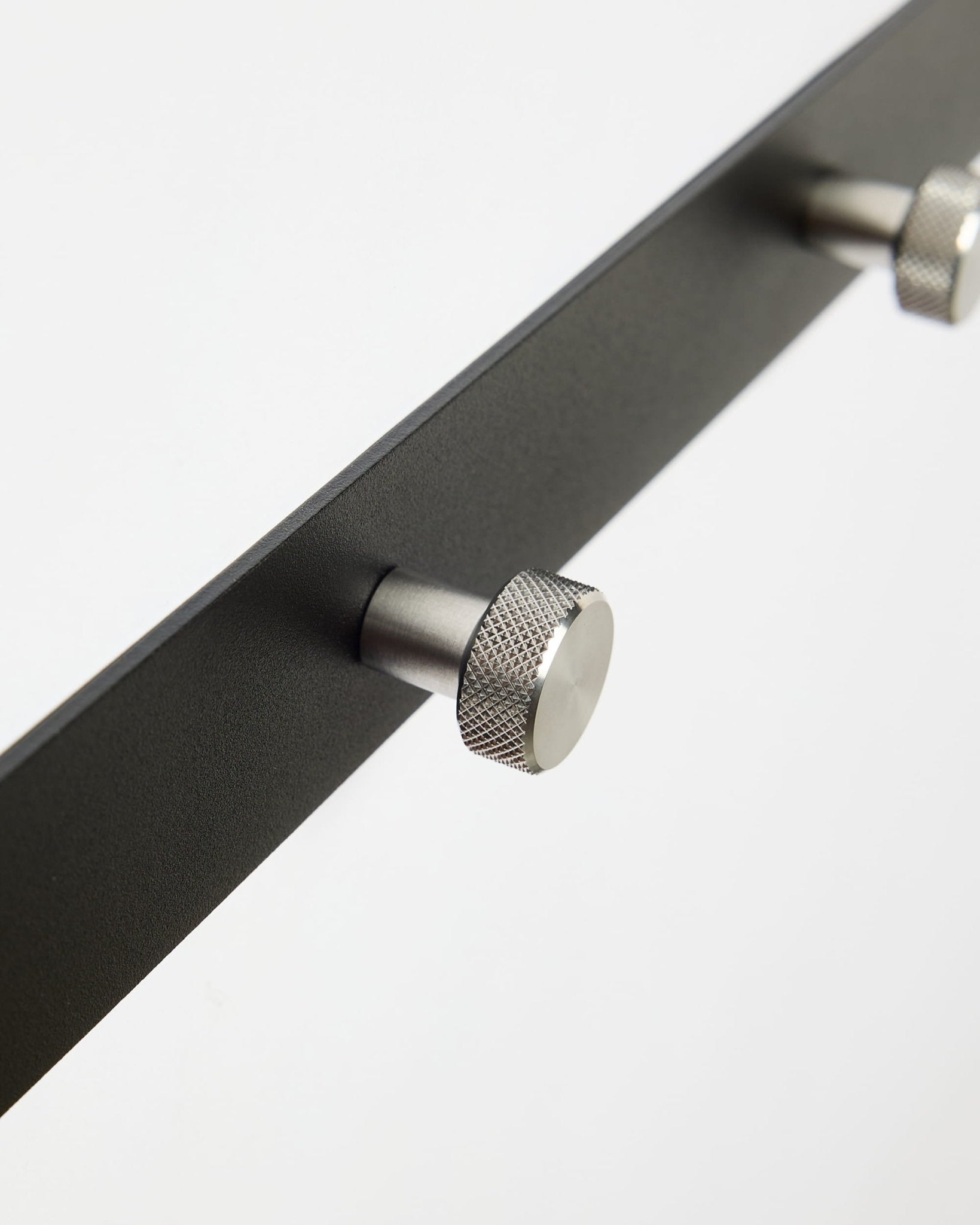 Närbild av Norr | Coat Hook Rack / X5 från WoodUpp i black och rostfritt steel, utformad som ett tillbehör för Akupanel akustikpaneler eller för användning i hallen.