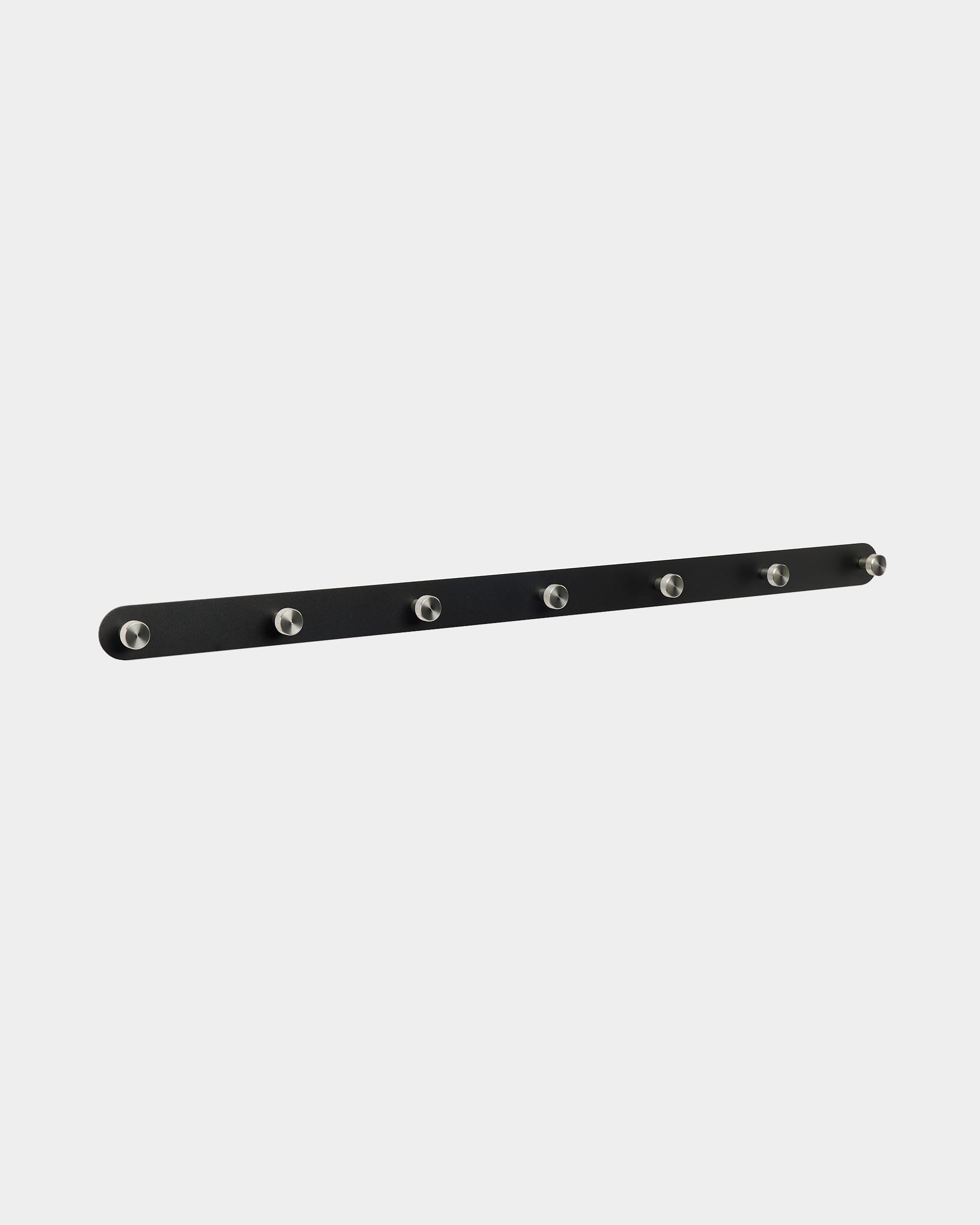 WoodUpp Norr klädhängare har en black nordisk design med 7 silverfärgade krokar, utformad för att passa ihop med Akupanel akustikpaneler i entréer eller hallar.