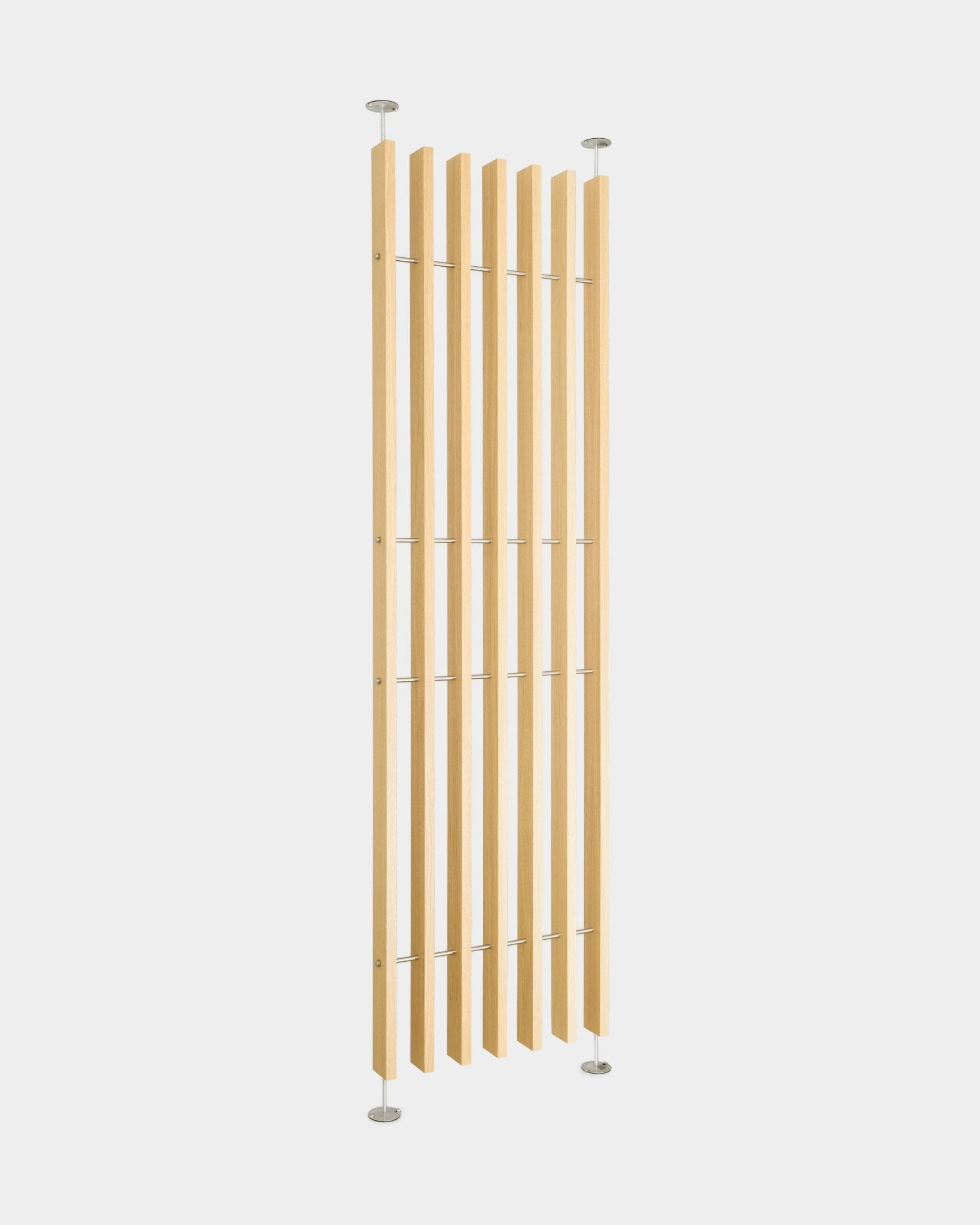 WoodUpp EMBRACE rumsavdelare BM1, 236–252 cm, har vertical natural oak ribbor med metallstänger och runda baser; monteras mellan golv och tak utan borrning.