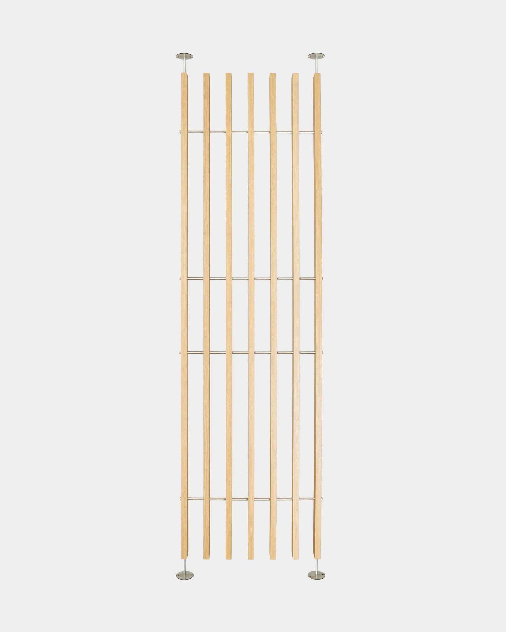 Embrace BM1 rumsavdelare från WoodUpp, golv-till-tak-ribbor i ek i nordisk stil med metallstöd, justerbar höjd 236–252 cm, montering utan verktyg.