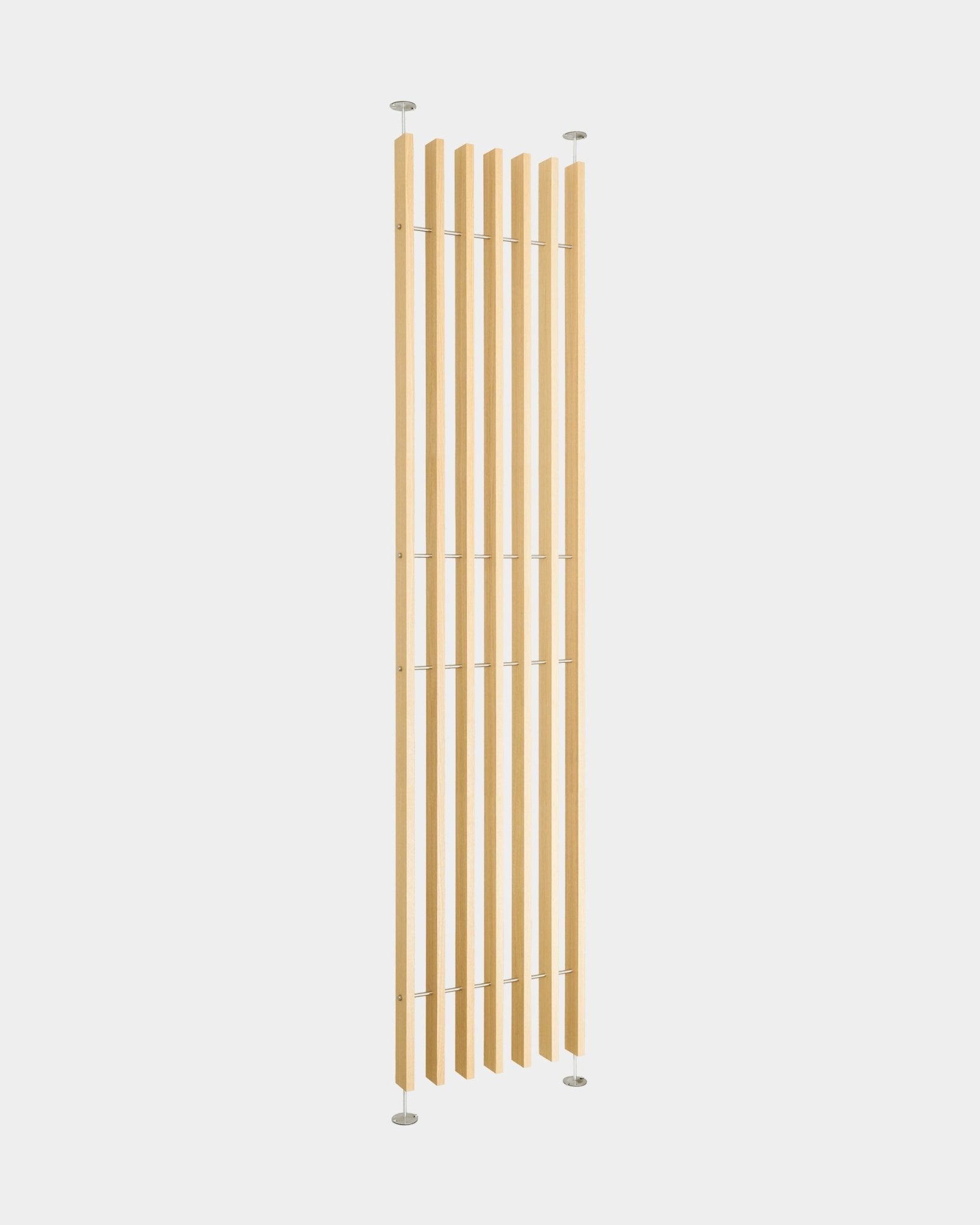 EMBRACE rumsavdelare BM1 från WoodUpp (286–302 cm) med höga ribbor i ekfaner och smala metallstänger för enkel montering utan borrning; nordisk minimalistisk design.