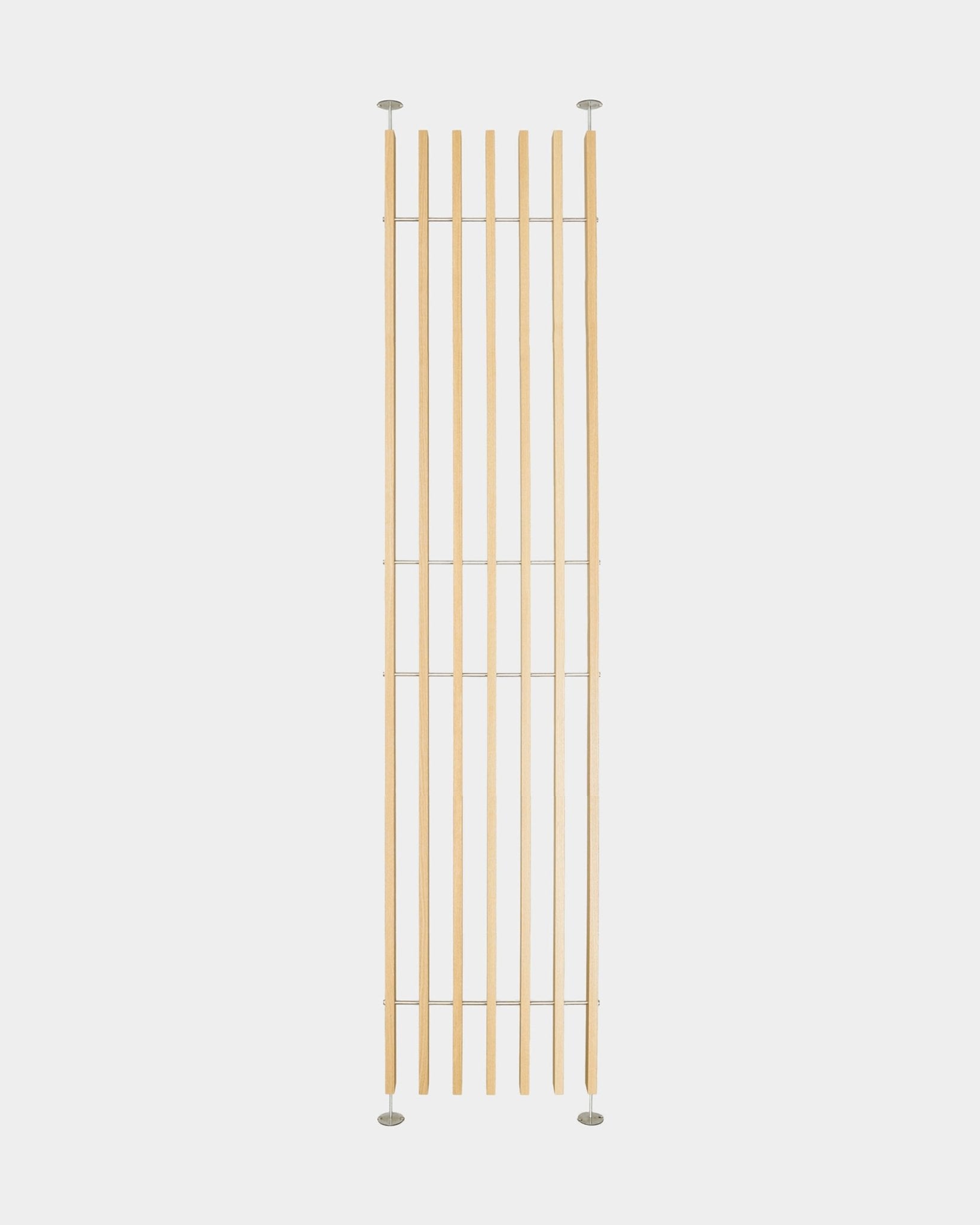 Embrace BM1 rumsavdelare från WoodUpp, justerbar 286–302 cm, har nordiska ribbor i ekfanér med metallstöd och montering utan verktyg eller borrning.