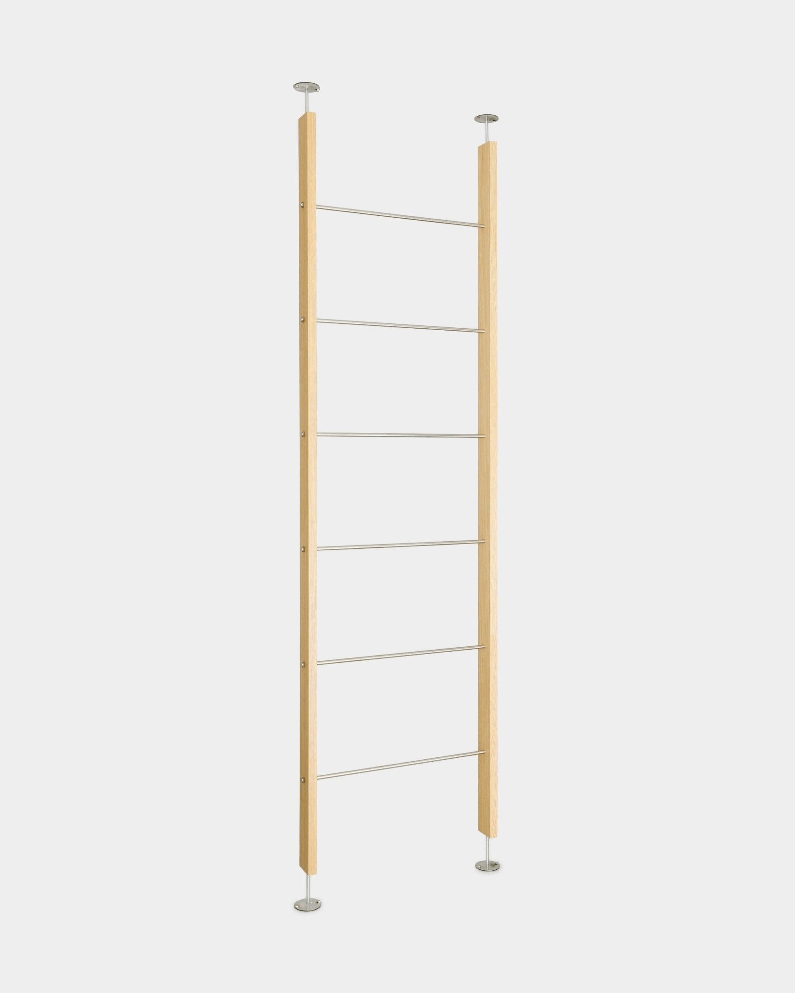 WoodUpp Embrace BM2 rumsavdelare (236–252 cm), en minimalistisk golv-till-tak-konstruktion i nordisk stil av trä med sex metallstegar och runda fästen.