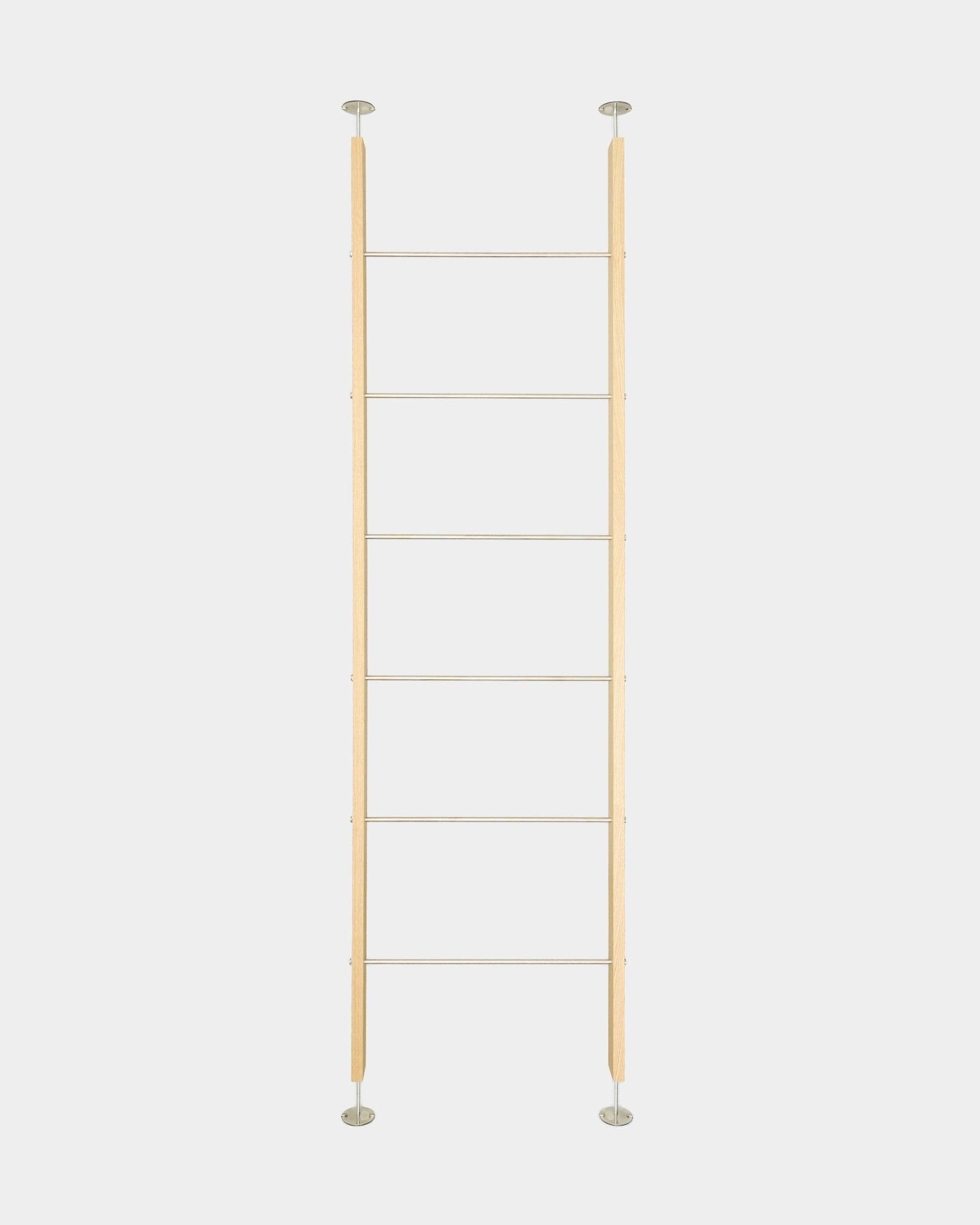 EMBRACE rumsavdelare BM2 från WoodUpp, 236–252 cm hög stege i ek och steel med sex steg, fästs mellan golv och tak, visas mot vit bakgrund.