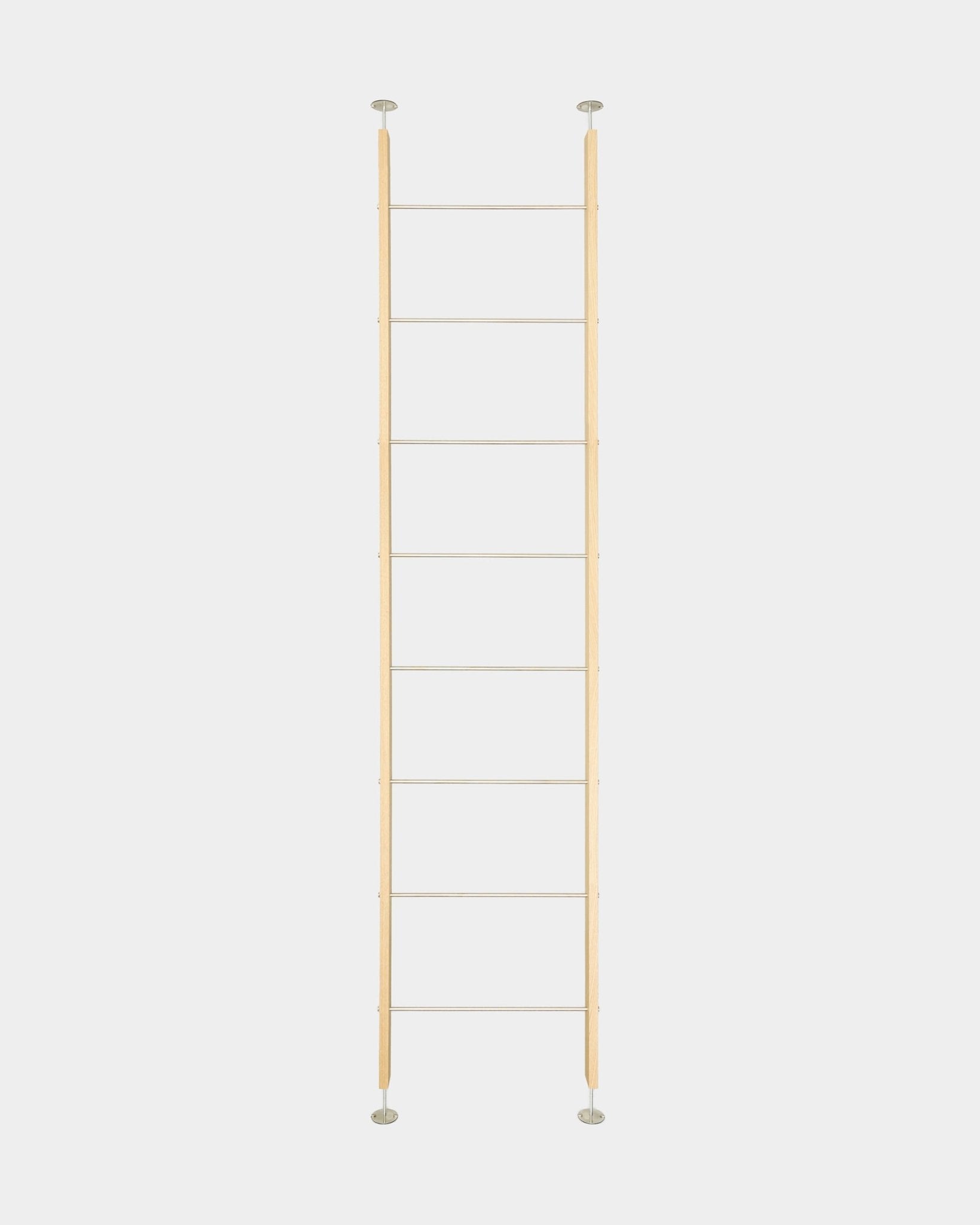 Embrace Rumsavdelare BM2 från WoodUpp, en nordisk akustisk golv-till-tak-rumsavdelare (286–302 cm), står vertikalt mot en enkel vit bakgrund.