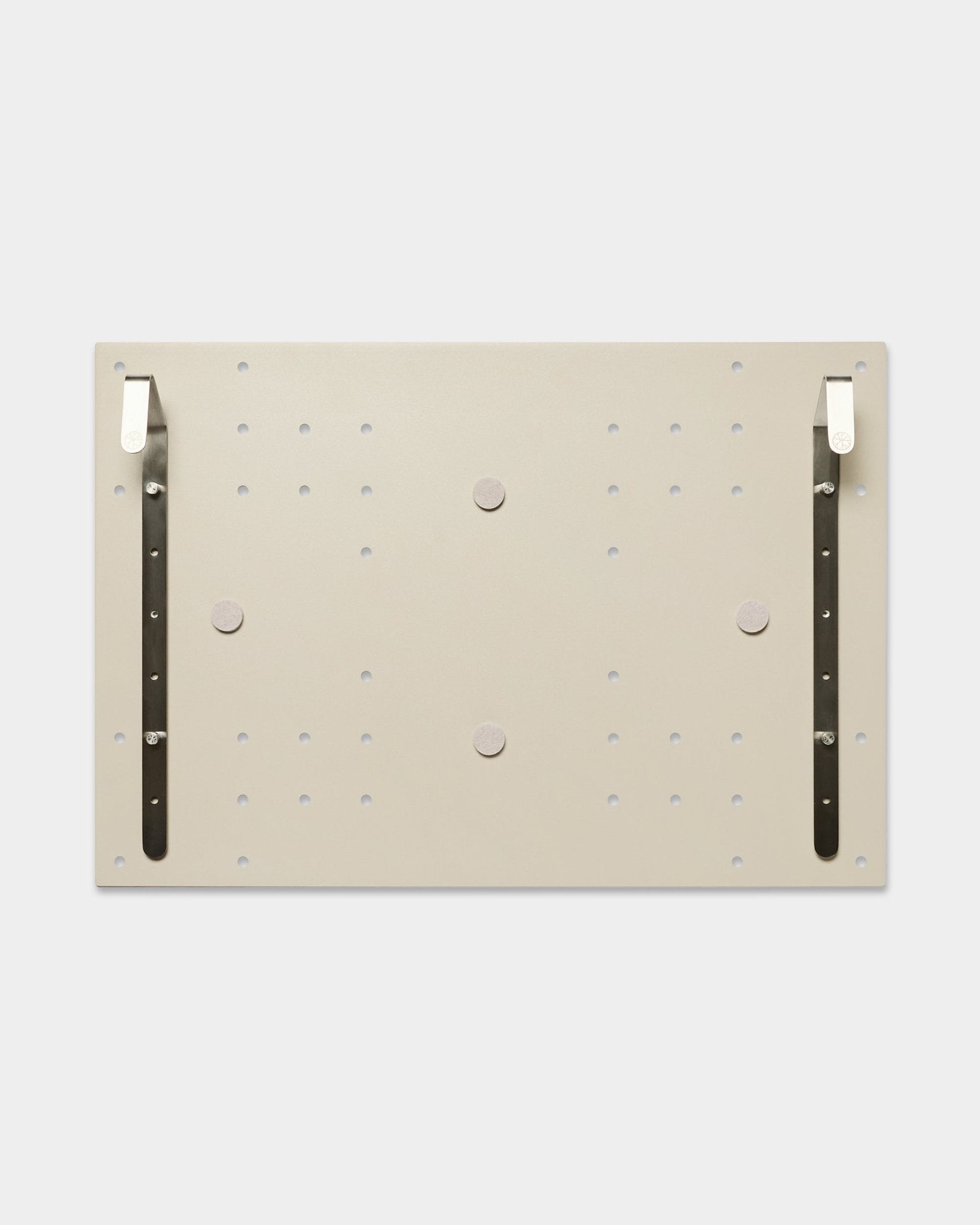 WoodUpp Nell TV-Mount/BM1 i beige (64x44 cm), kompatibel med rumsavdelaren EMBRACE BM1, har två vertical fästen för höjdjusterbar TV-montering, utan behov av vägg.