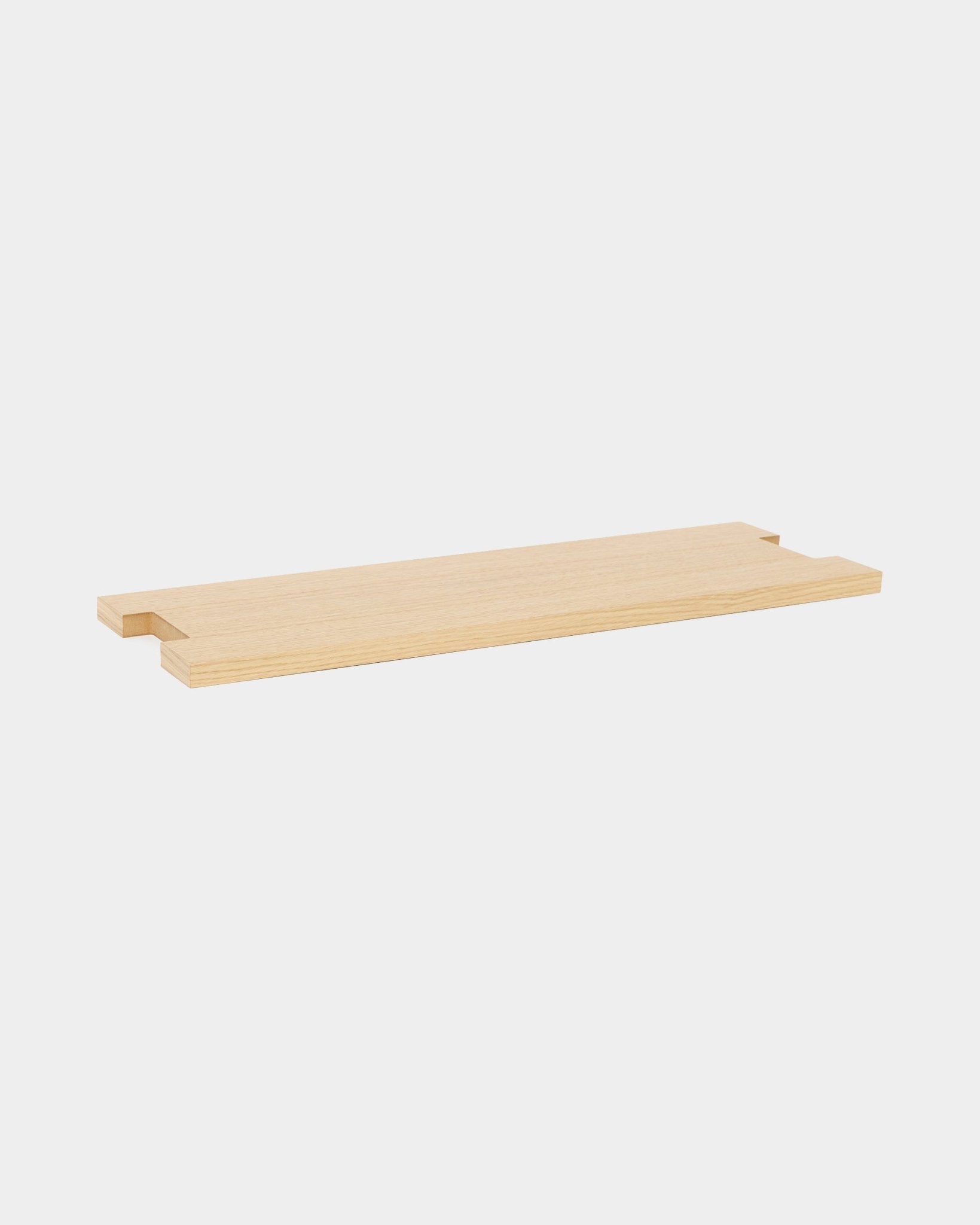 Lova | Wood Shelf / BM2 från WoodUpp i ekfaner (65,8x20 cm), med urtagna hörn, i en minimalistisk nordisk design, visad mot vit bakgrund.
