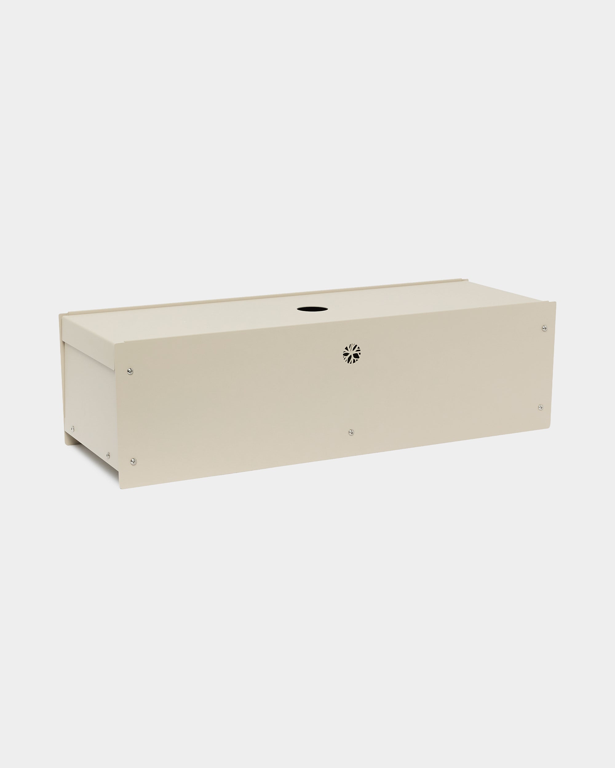The Nell | Metal Box / BM2 från WoodUpp, en rektangulär pulverlackerad steel-box i beige med ett runt hål och ventil, tillbehör för Akupanel, mot vit bakgrund.