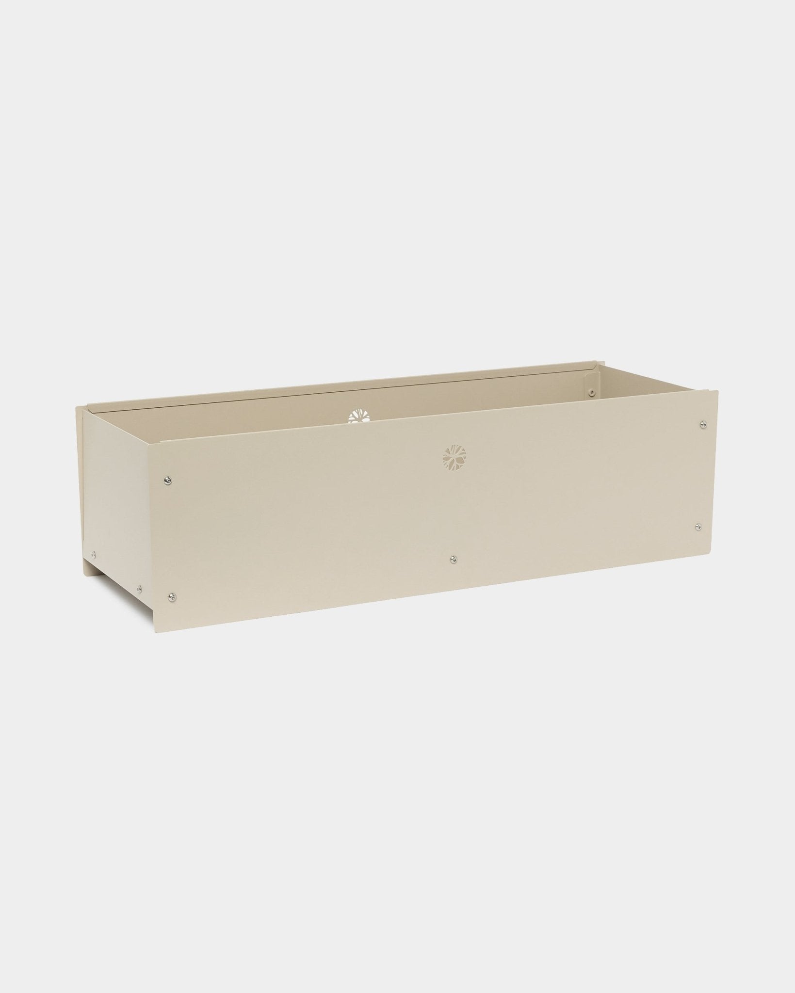 Nell | Metal Box / BM2 i beige från WoodUpp: en beige pulverlackerad steel planteringslåda med small sidohål, mot en enkel vit bakgrund.